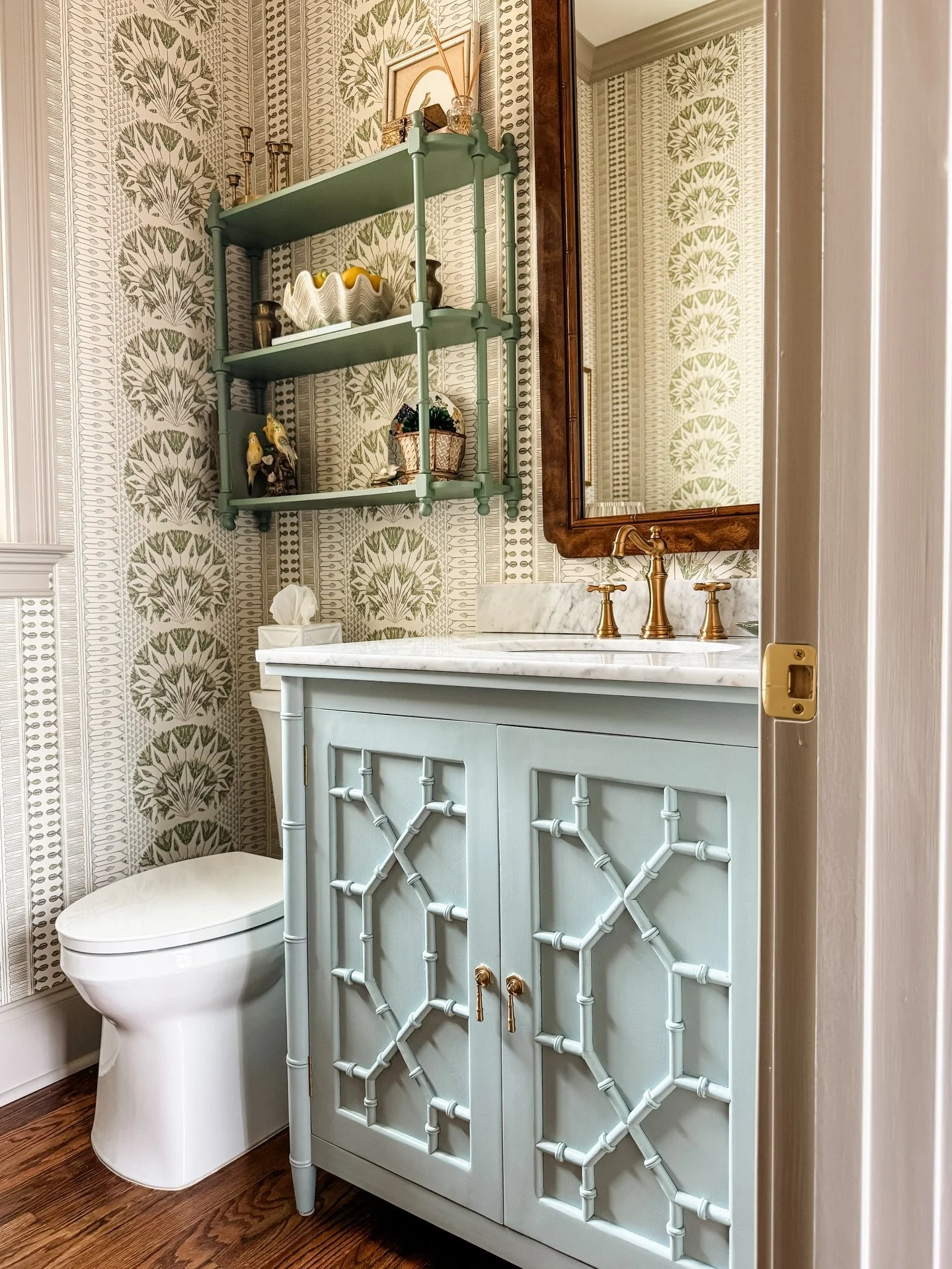 Powder room pretty ✨
&bull;
&bull;
&bull;
#interiordesign #styledhome #curatedhome #interiordesigner #maconga