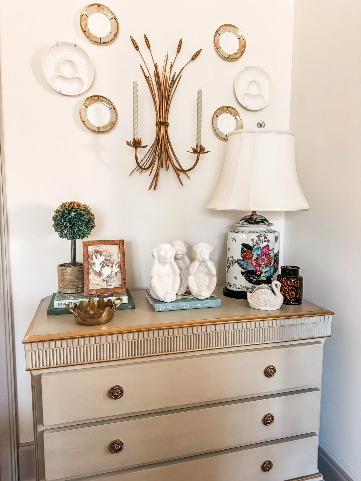 Even corners deserve to be well decorated ✨
&bull;
&bull;
&bull;
#interiordesign #styledhome #curatedhome #maconga #grandmillennialdecor