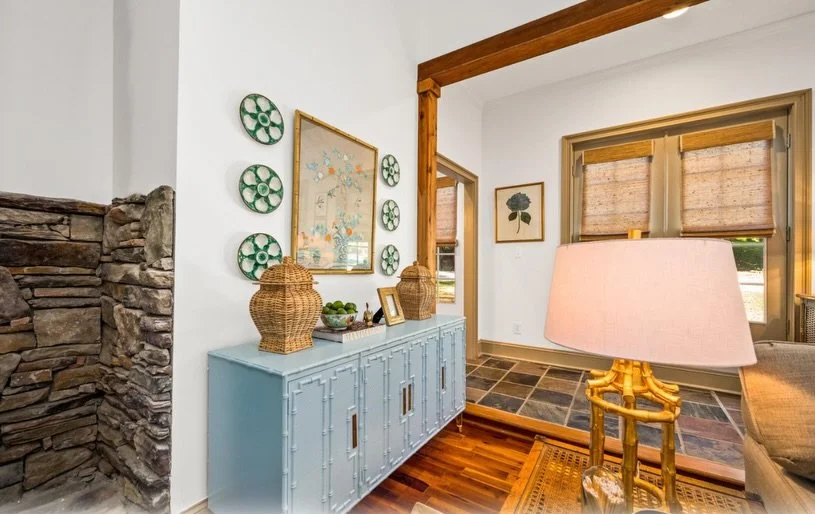 A little before and after 🤩
&bull;
&bull;
&bull;
#interiordesign #styledhome #beforeandafter #grandmillennialdecor #chinoiseriechic