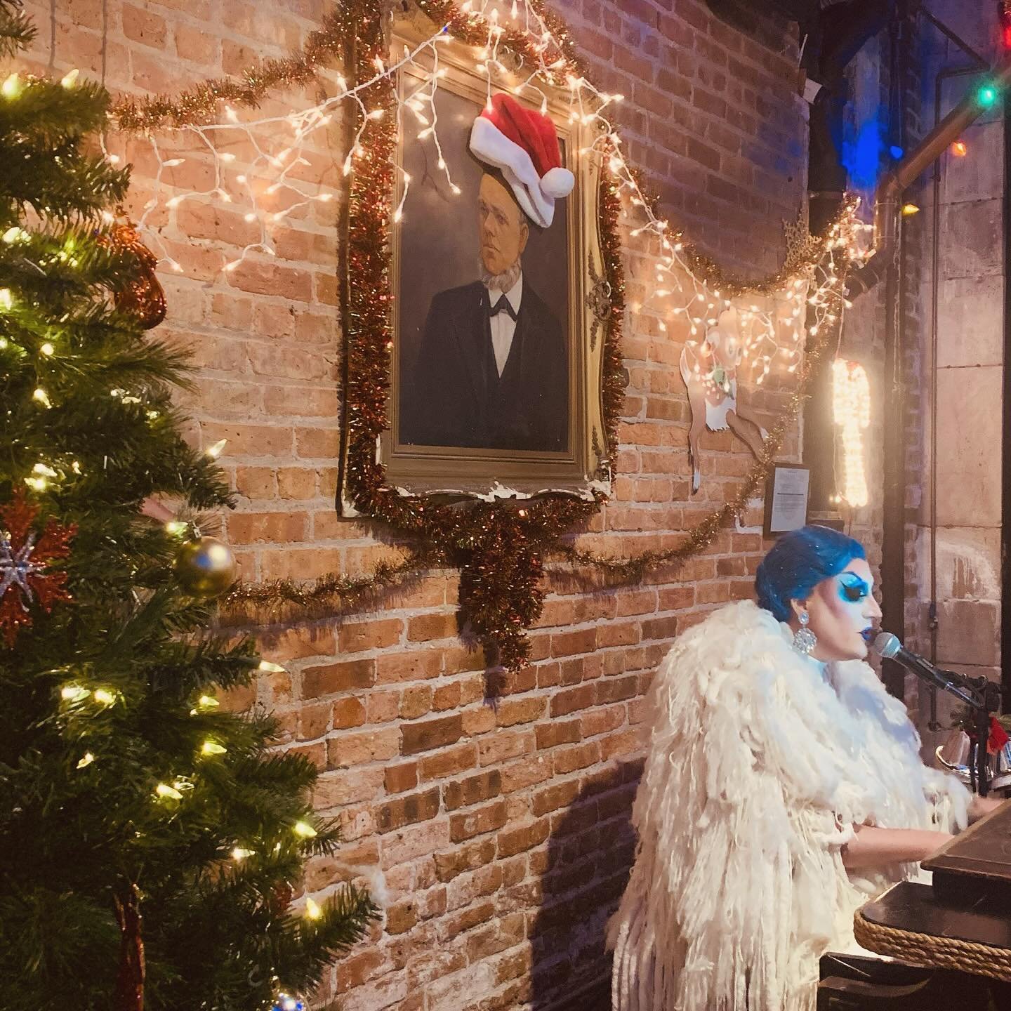 What a night celebrating the release of @wickedmovie (and the holidays I suppose) at @tackroomchicago !
#chicago #dragqueen #chicagomusic #chicagoart #witchesofinstagram