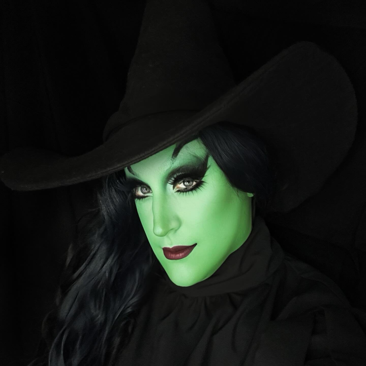 What’s her secret? ๐๐ง๐ป‍โ๏ธ๐ ๐ช๏ธ๐งน
@wickedmovie @wicked_musical
@kryolanus @patmcgrathreal @karlacosmetics @maccosmetics @anastasiabeverlyhills
Hat by @royalhouseofwhimsy ๐
#witch #witchesofinstagram #halloween #chicago #art