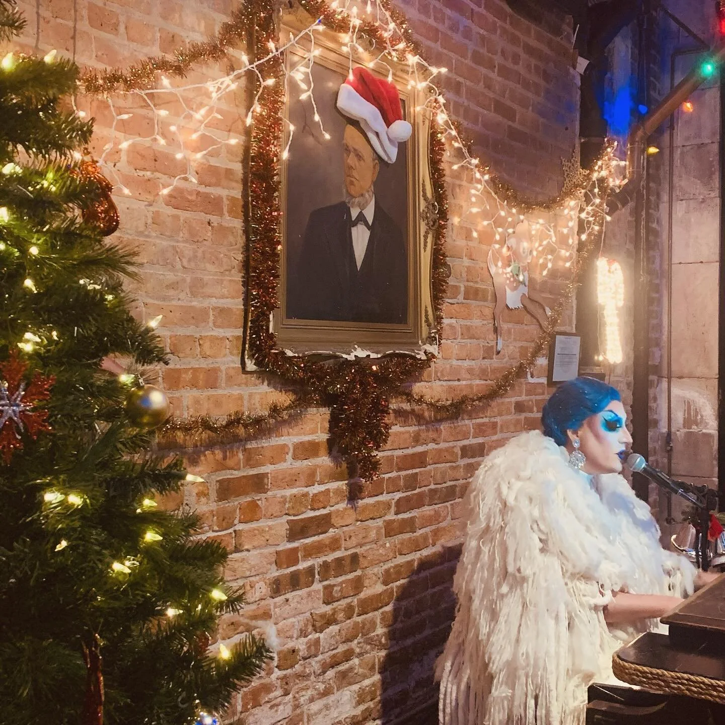 What a night celebrating the release of @wickedmovie (and the holidays I suppose) at @tackroomchicago !

#chicago #dragqueen #chicagomusic #chicagoart #witchesofinstagram