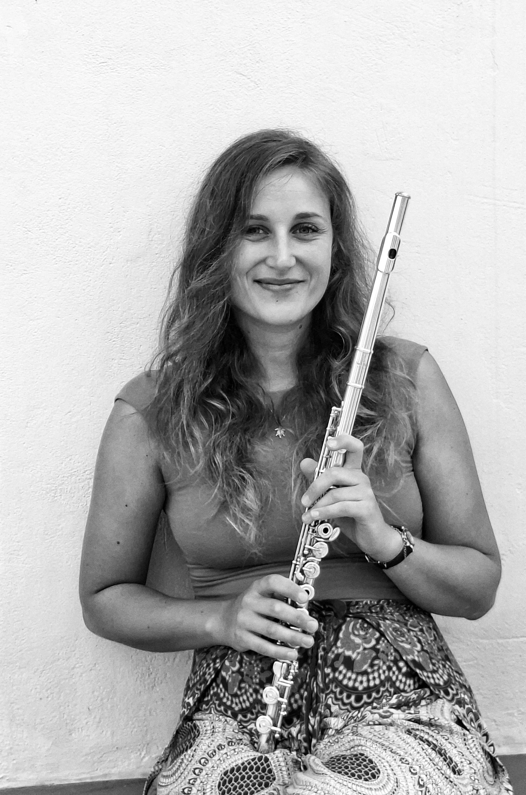 Katherina Papadopulos is a Berlin-based flutist, multi-instrumentalist, and certified music therapist. She studied classical music at the Conservatory of Patras and holds a Master’s in Music Therapy from the Berlin University of the Arts. With over a