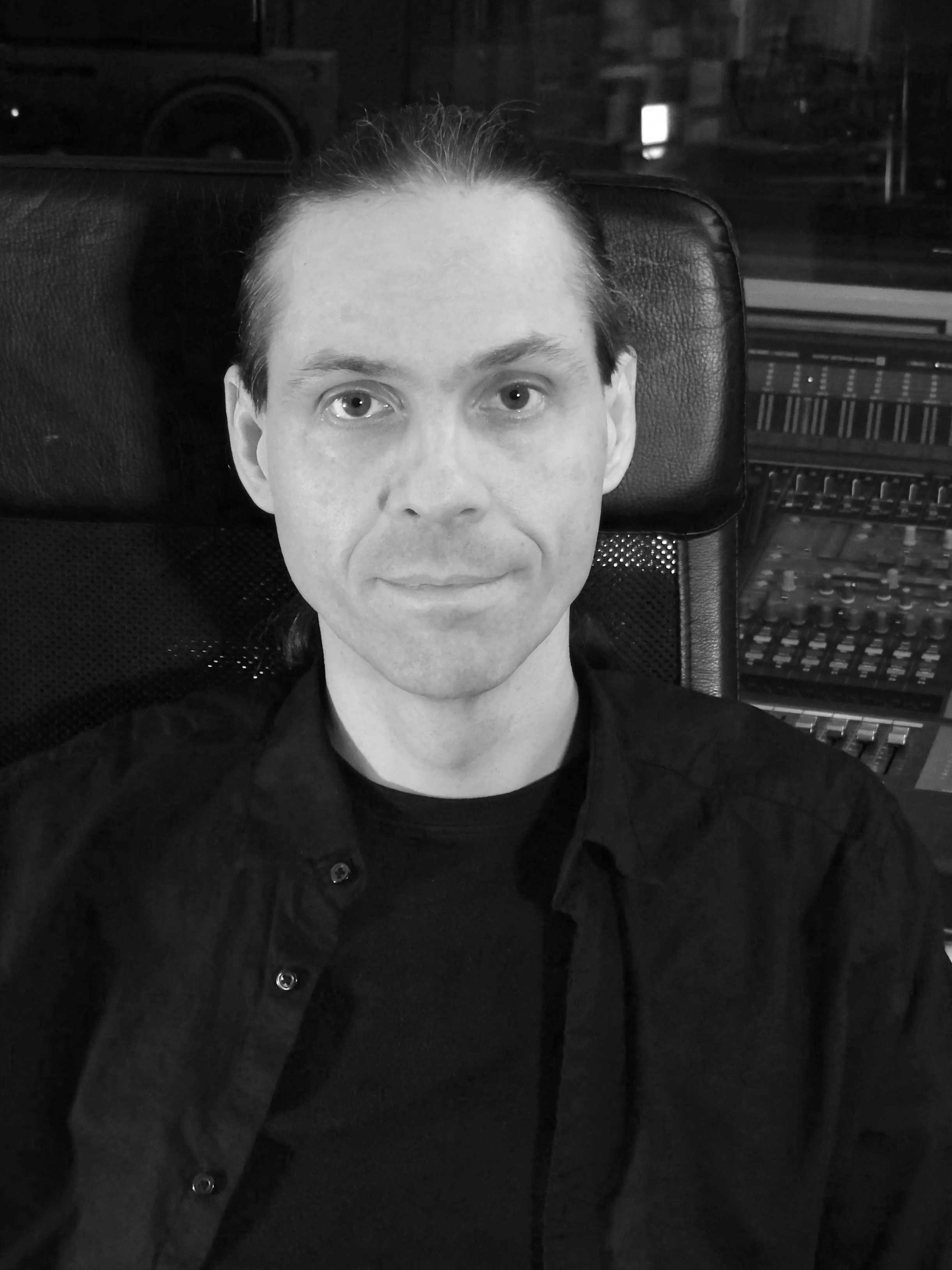 Volker Greve is a Berlin-based sound engineer, composer, and educator with over 30 years of professional experience. Trained in percussion and jazz composition at the Robert Schumann Hochschule Düsseldorf and the Musikhochschule Köln, he has worked w