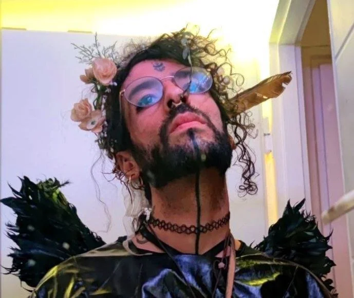 Avespectrum is the musical project of multi-instrumentalist Angelo, whose journey began with classical training and later expanded through more than eight years of travelling and performing violin across Latin America. His experimental compositions c