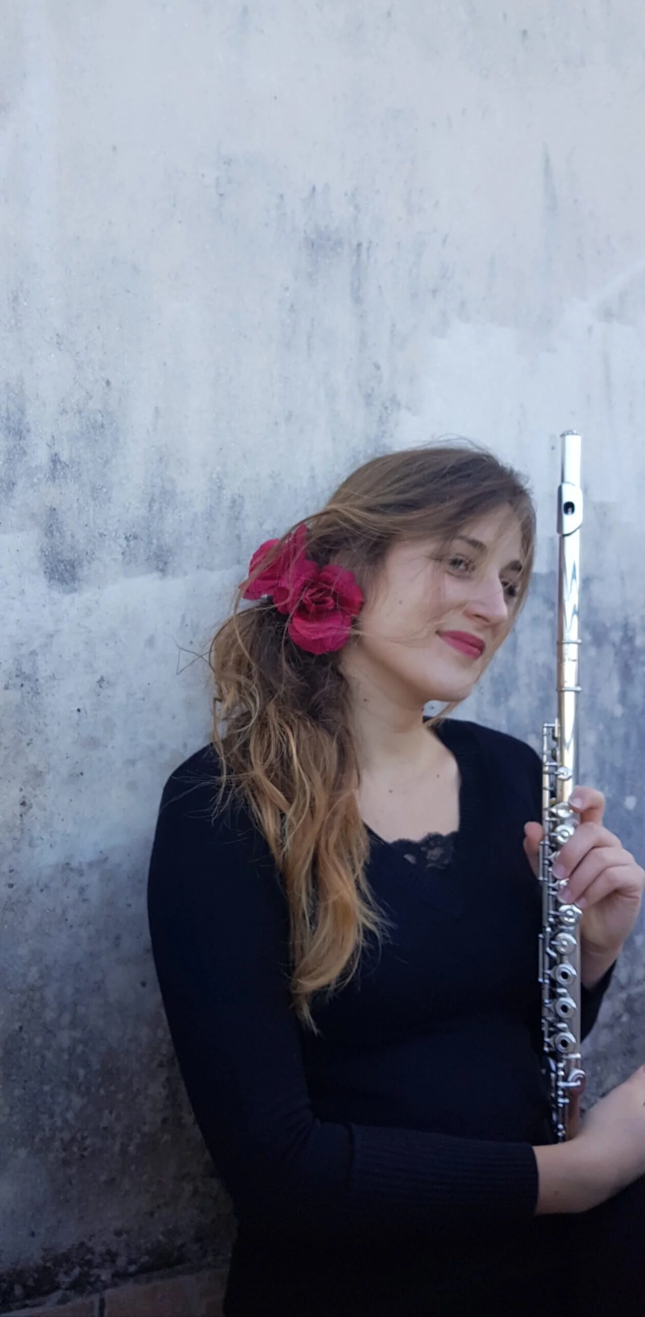 Katherina Papadopulos is a Berlin-based flutist, multi-instrumentalist, and music therapist whose practice connects improvisation, classical training, and emotional exploration. After studying flute at the Conservatory of Patras, she completed a Mast