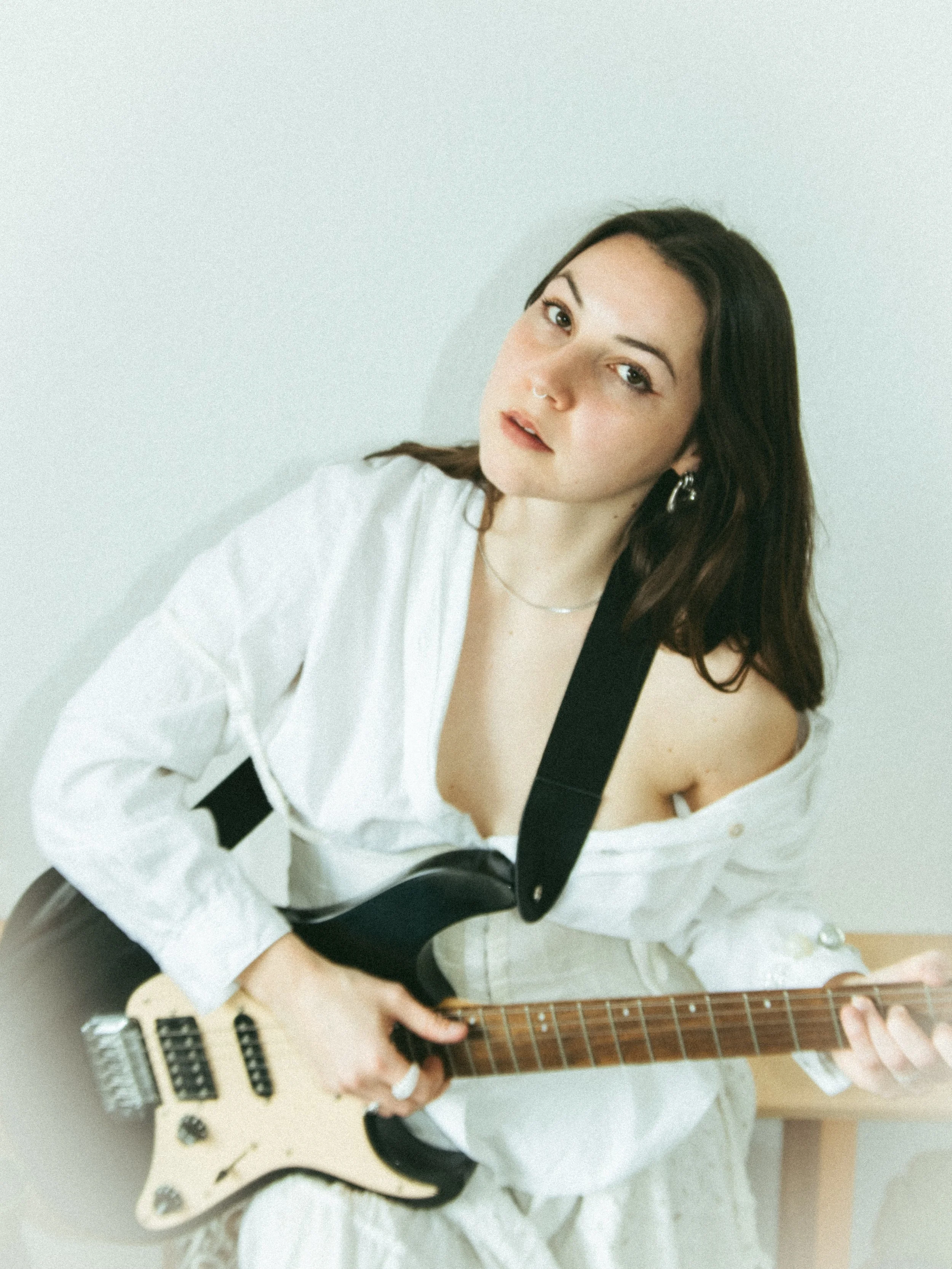 Maréy is a Berlin-based singer, songwriter, and self-producing artist creating dreamy indie-pop rooted in emotional honesty and intimate storytelling. Blending soft vocals, atmospheric production, and live looping, she transforms lived experiences in