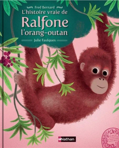 Book cover titled 'L'histoire vraie de Ralfone, l'orang-outan' by Julie Fauxiques, featuring an illustration of a red orangutan hanging from green leaves in a jungle scene with pink background.