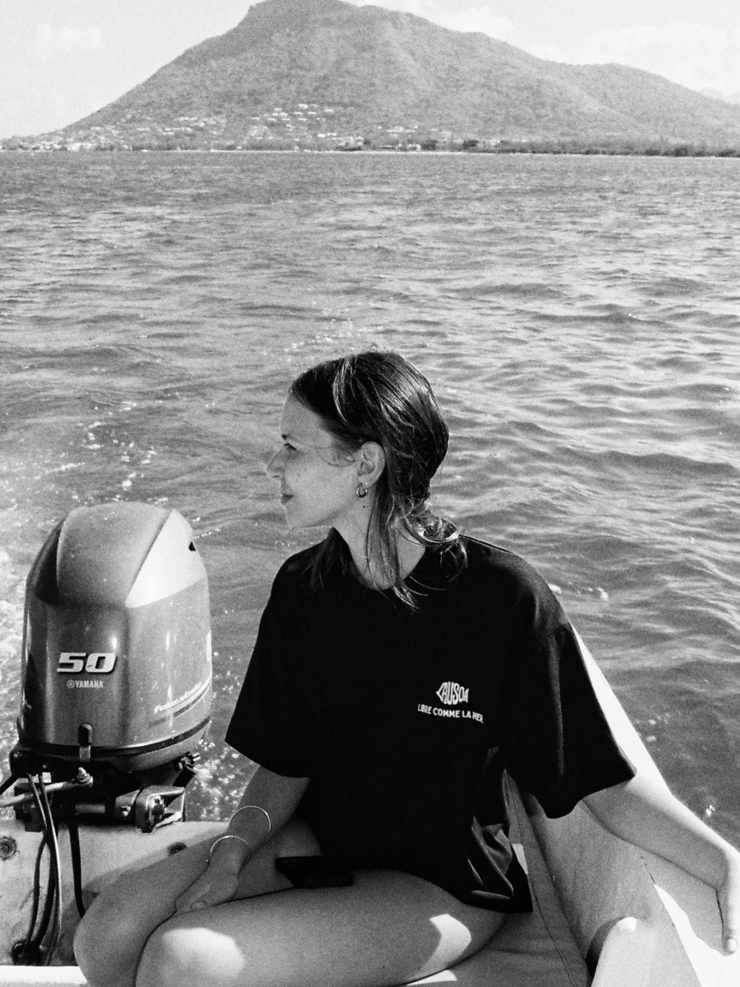 ⛵️Sea&rsquo;sters 

🌊100 % coton biologique 
🐚Ultra lourd (280 g/m&sup2;) 
🌞Coupe boxy unisexe oversize
🐠&Eacute;paules tombantes et manches mont&eacute;es 
💙Col en c&ocirc;tes 1&times;1
🪡Broderie