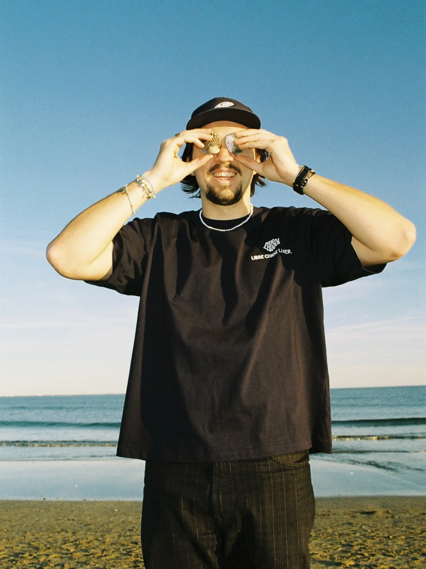 Le regard coquillage 🐚

Mod&egrave;le : les sea&rsquo;sters ⛵️
Casquette : Single fin 🧢
Collier : Soleil ray&eacute; 🌞