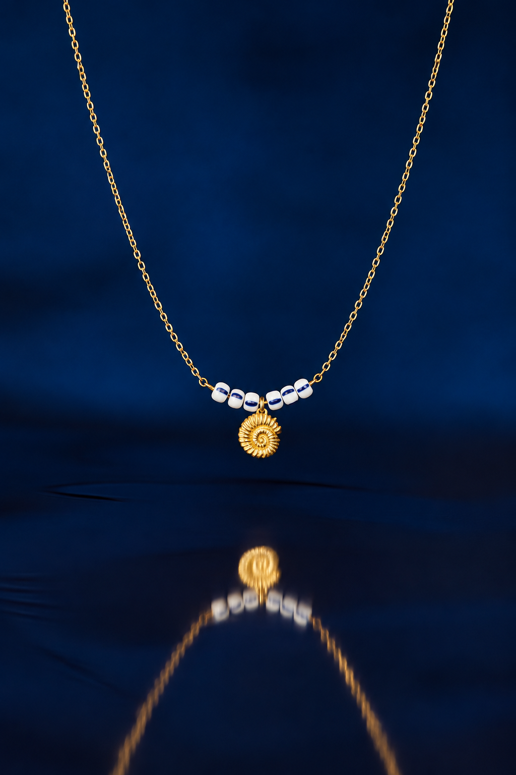 Collier doré aux perles marines striées.png