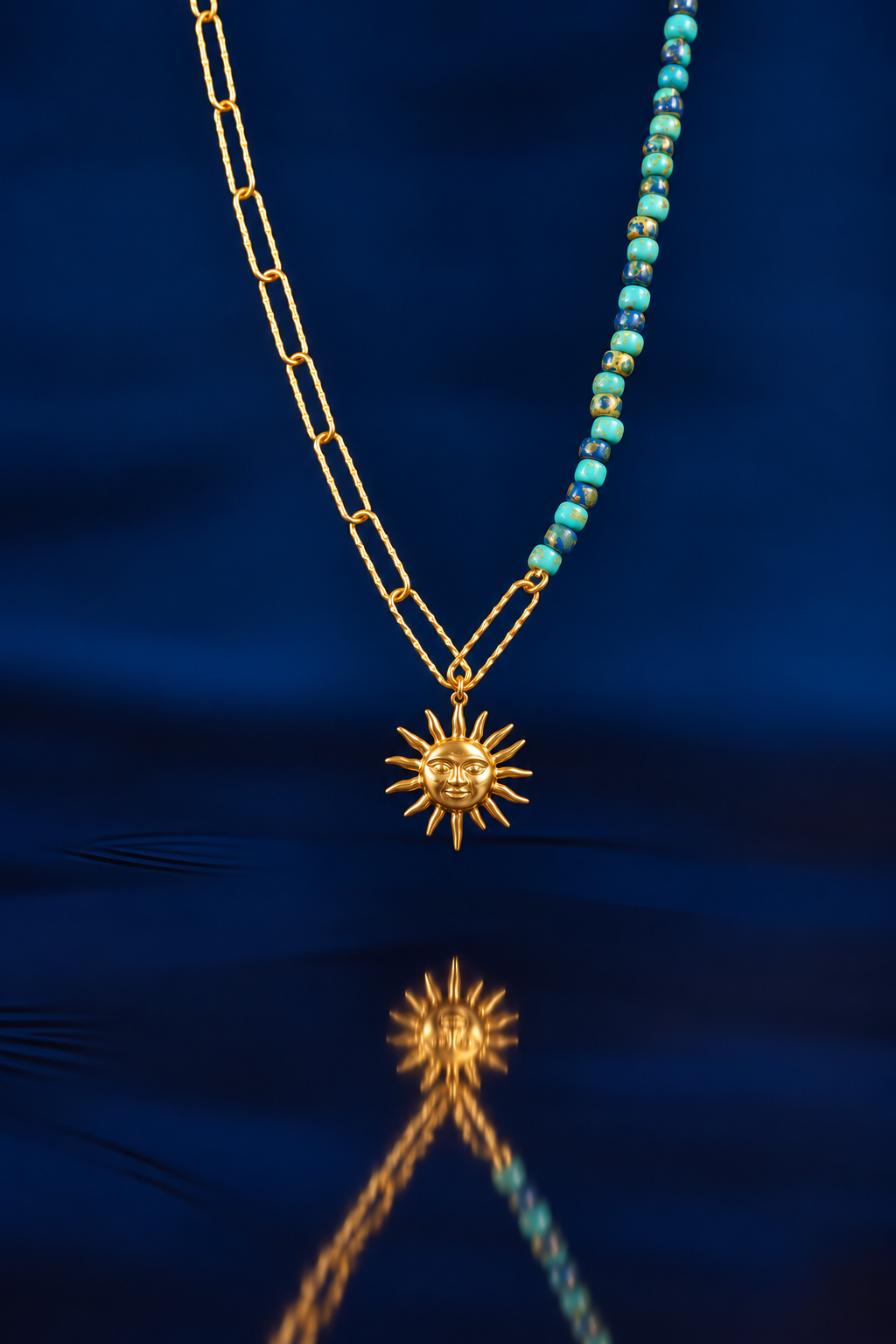 Collier soleil doré sur fond bleu nuit.png