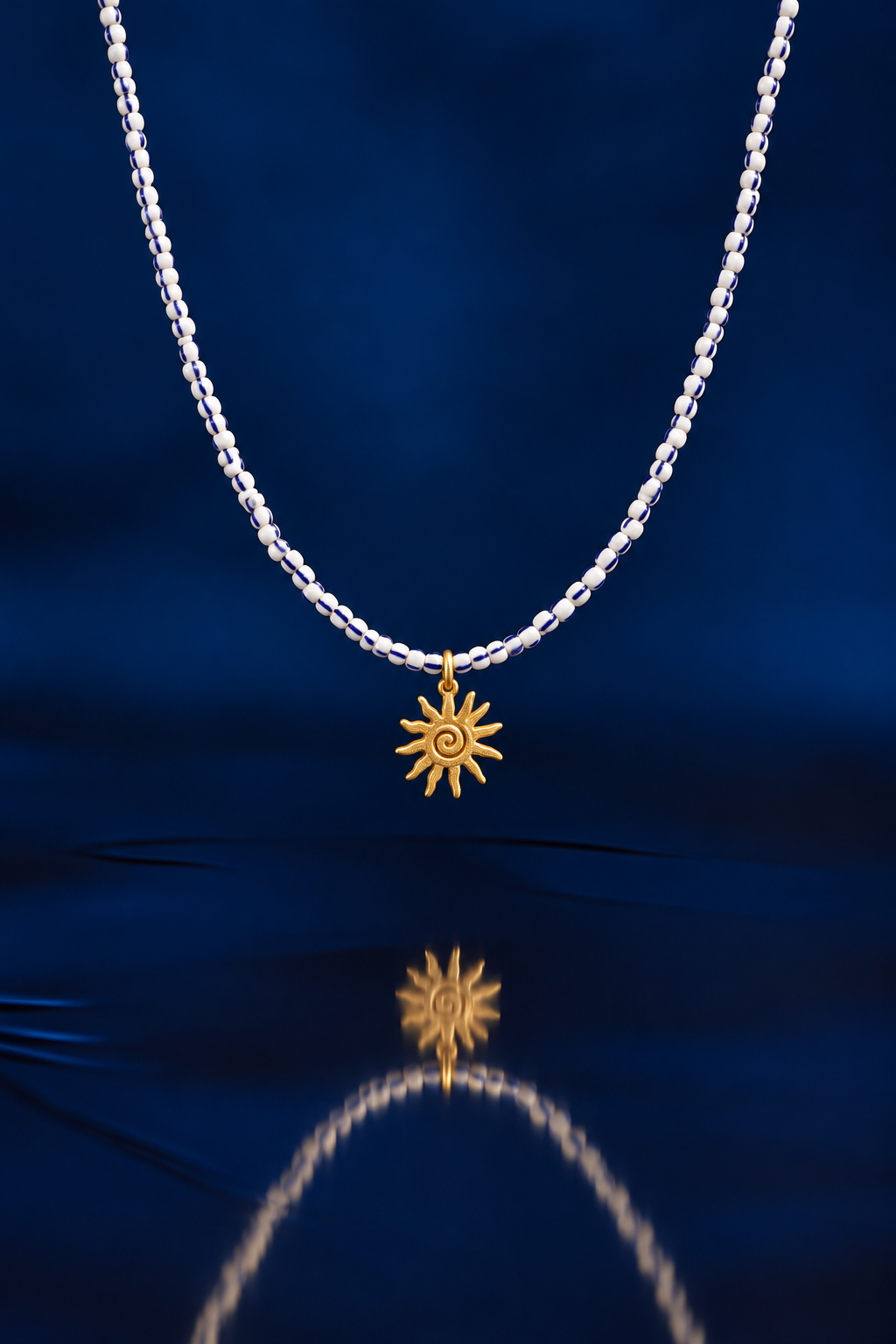 Collier soleil doré sur fond bleu marine.png