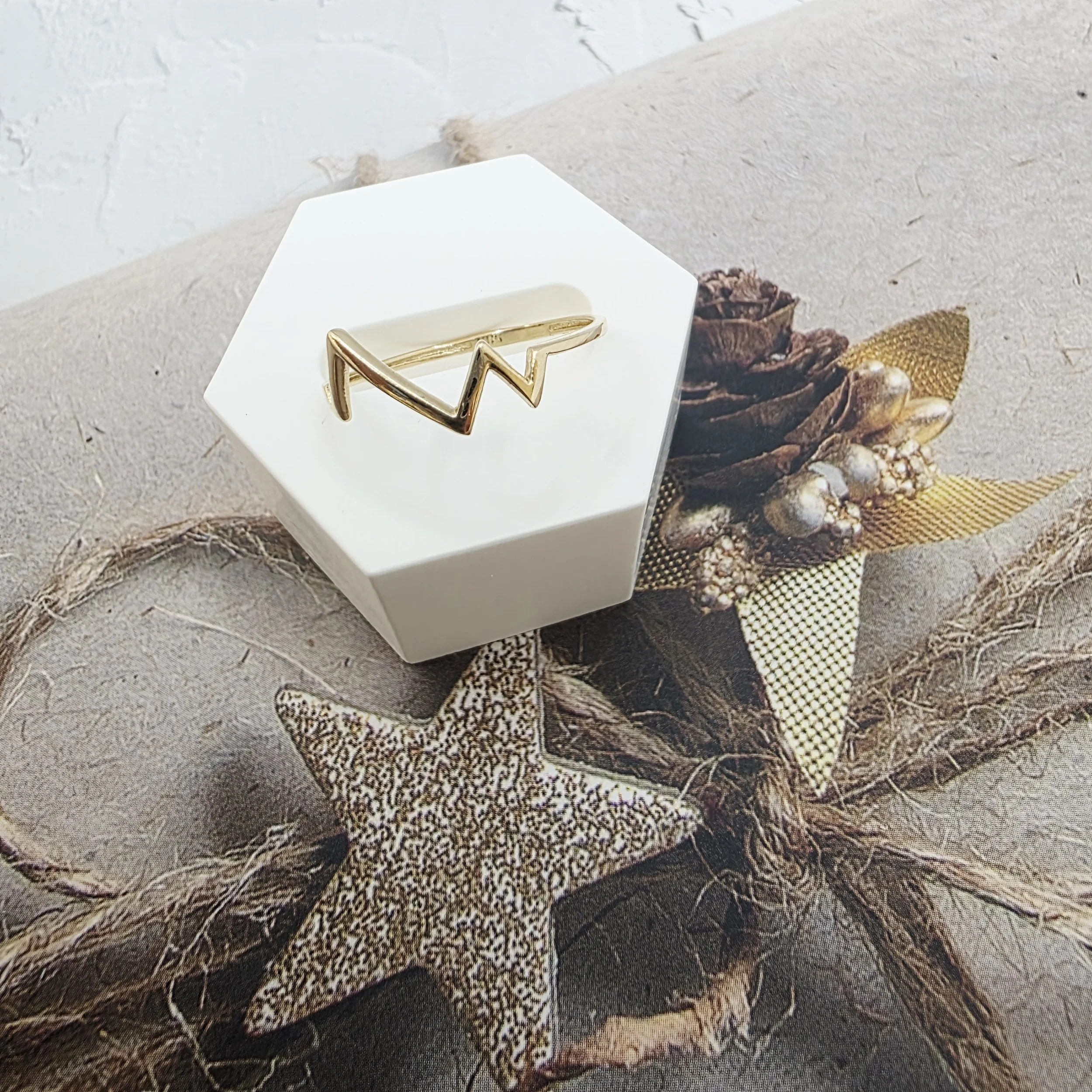 14K GOLD RING/ INEL AUR 14K R0458