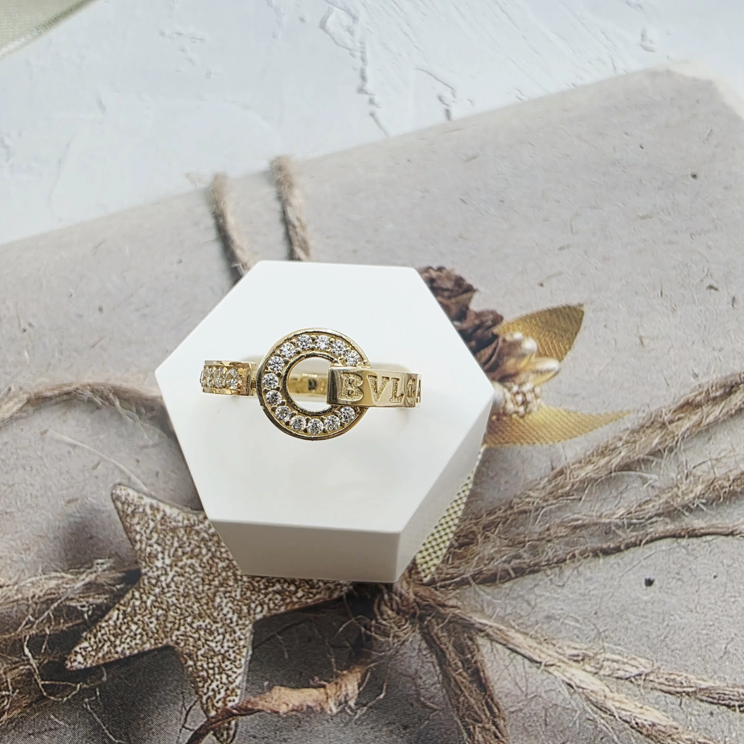 14K GOLD RING/ INEL AUR 14K R0477