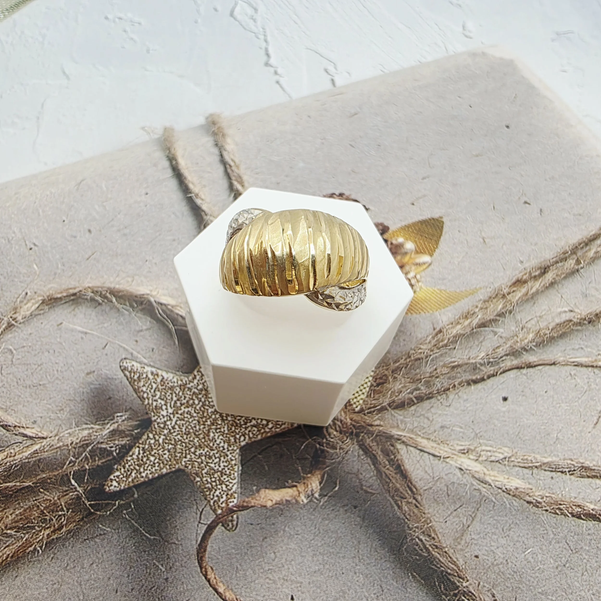 14K GOLD RING/ INEL AUR 14K R0480