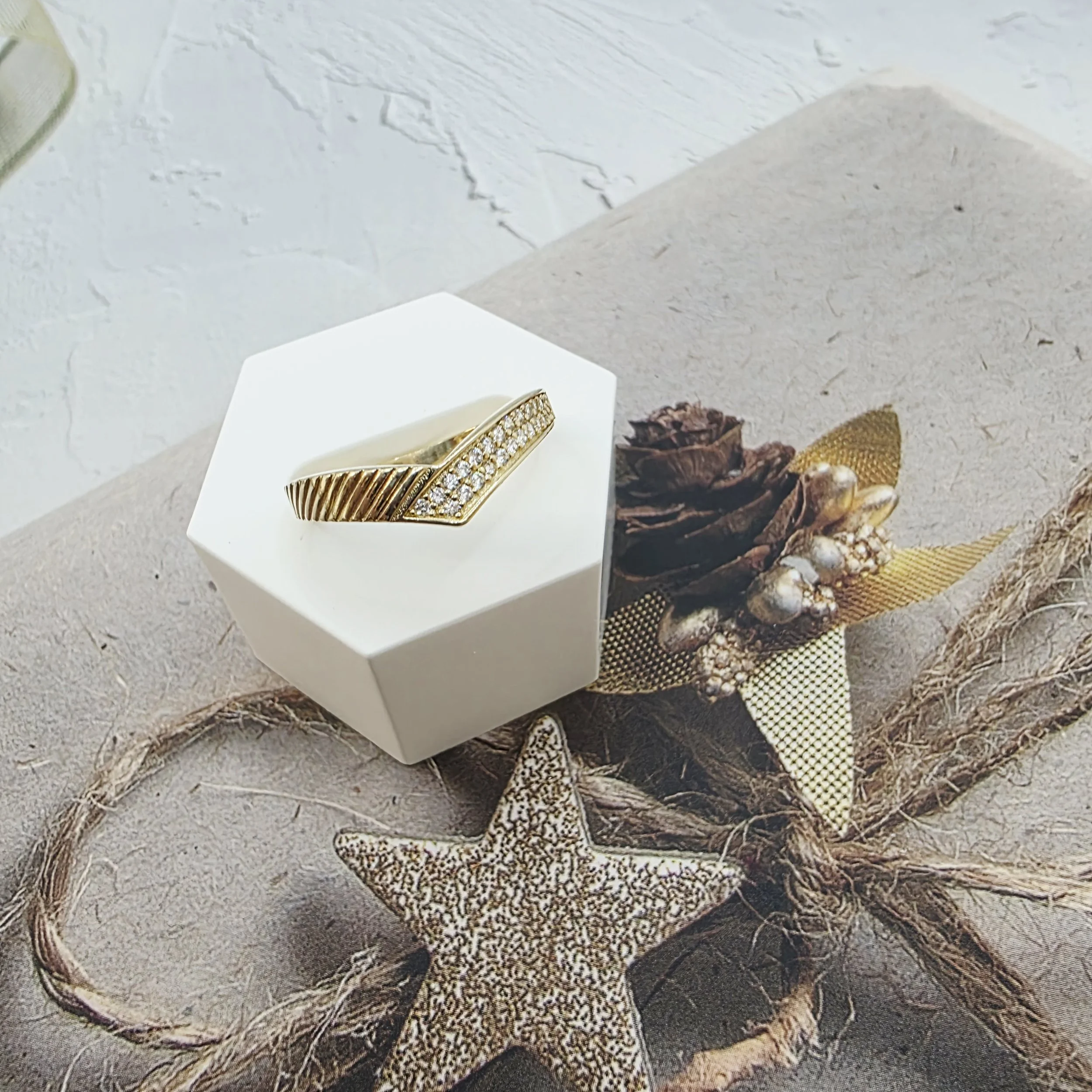 14K GOLD RING/ INEL AUR 14K R0465