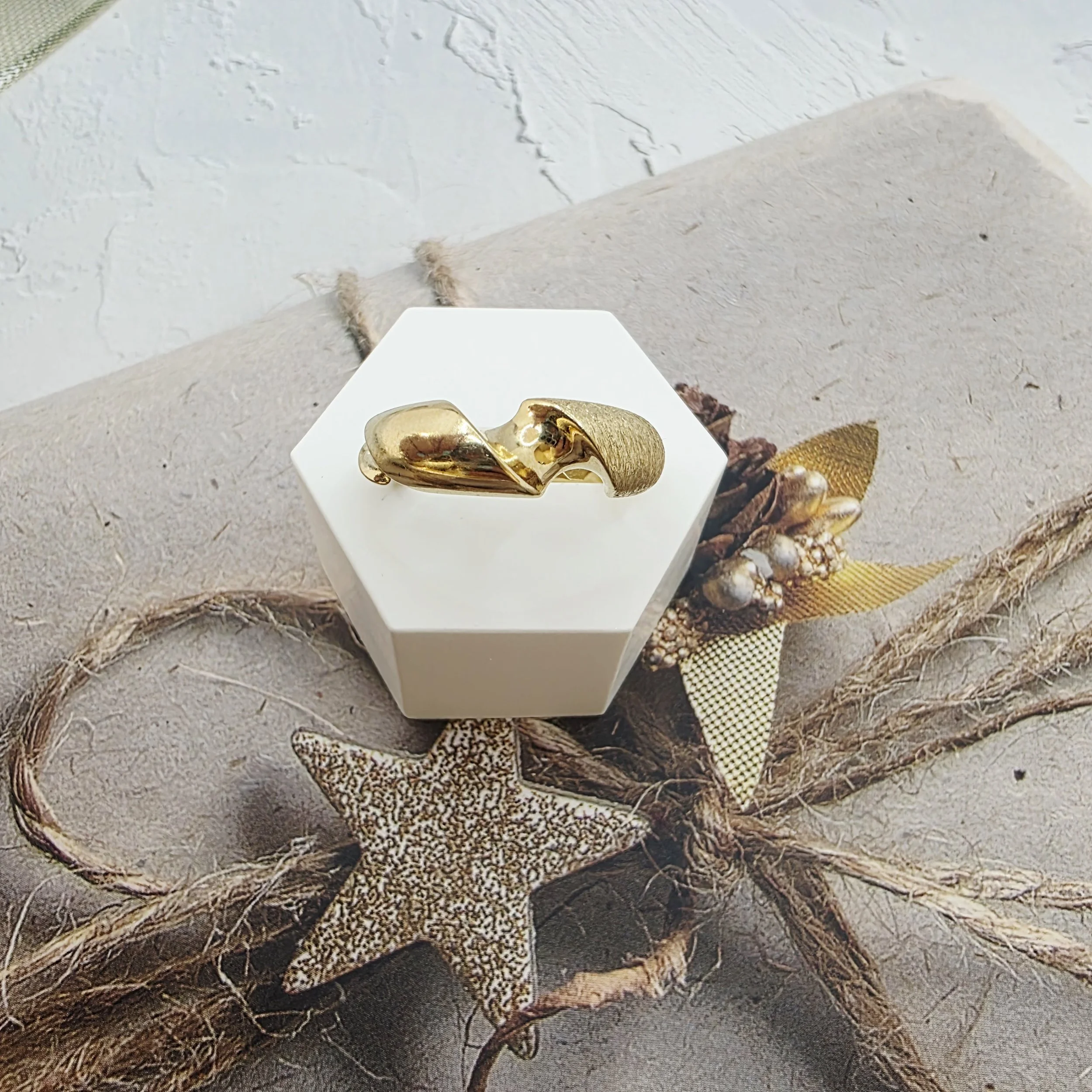 14K GOLD RING/ INEL AUR 14K R0473