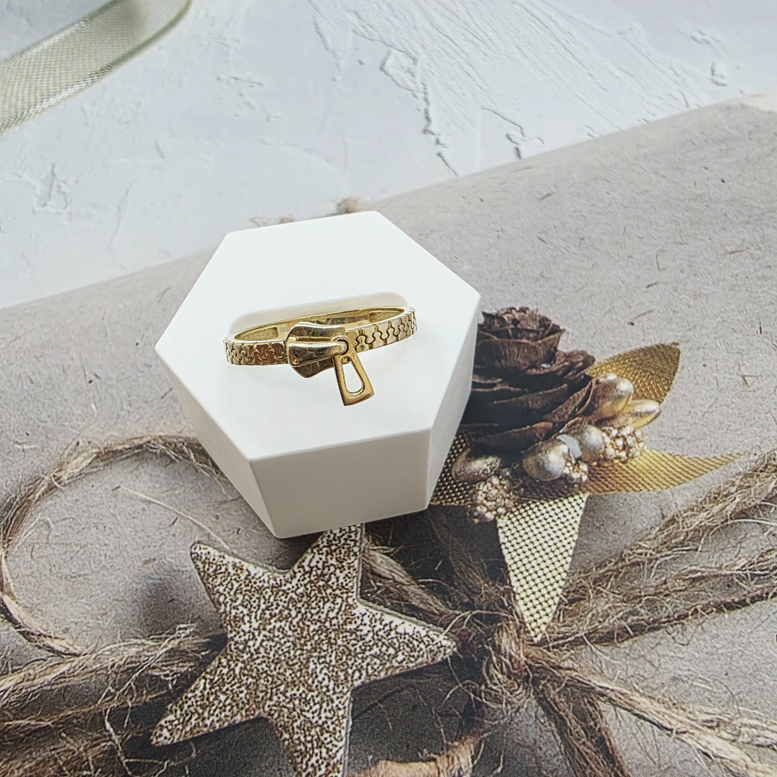 14K GOLD RING/ INEL AUR 14K R0463