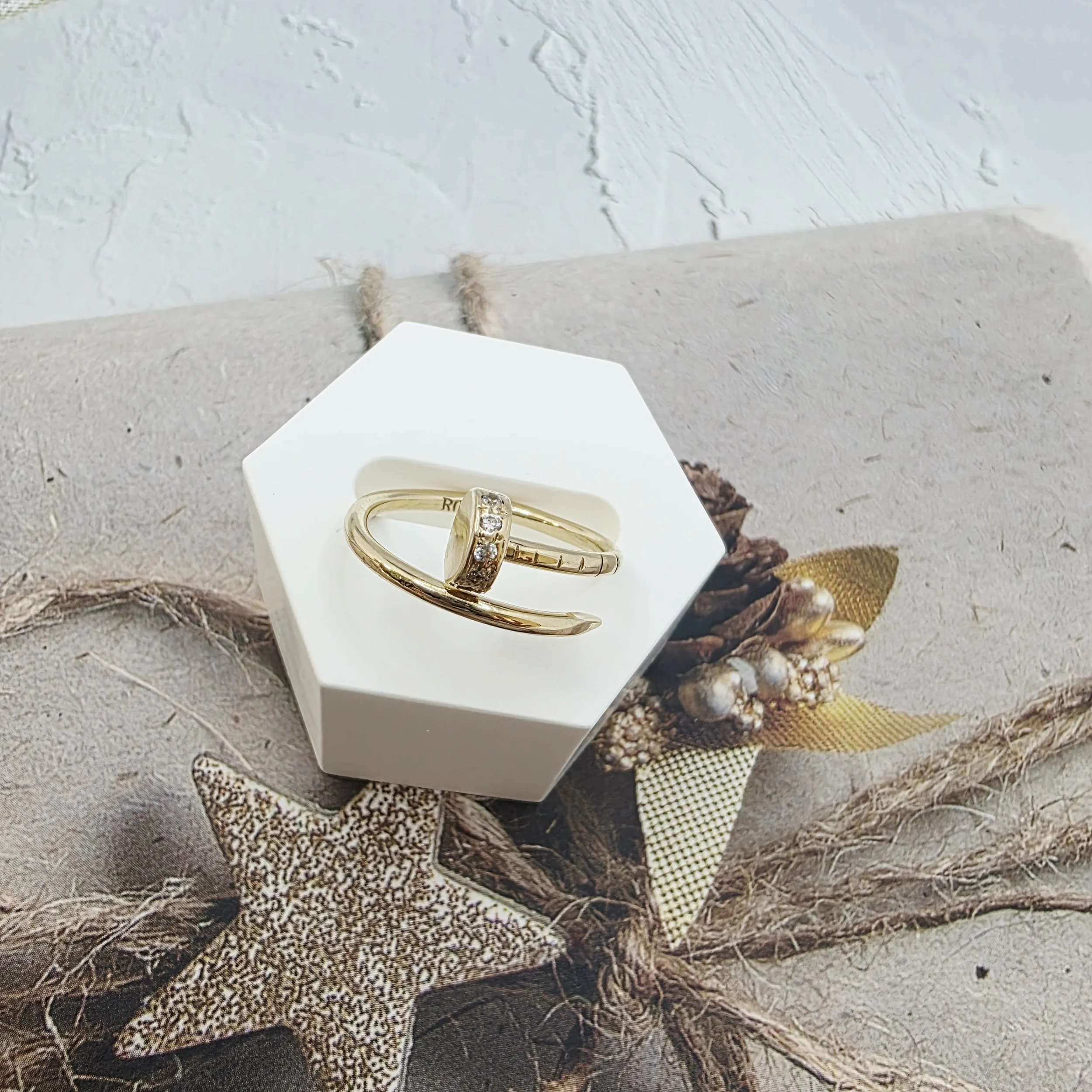 14K GOLD RING/ INEL AUR 14K R0471