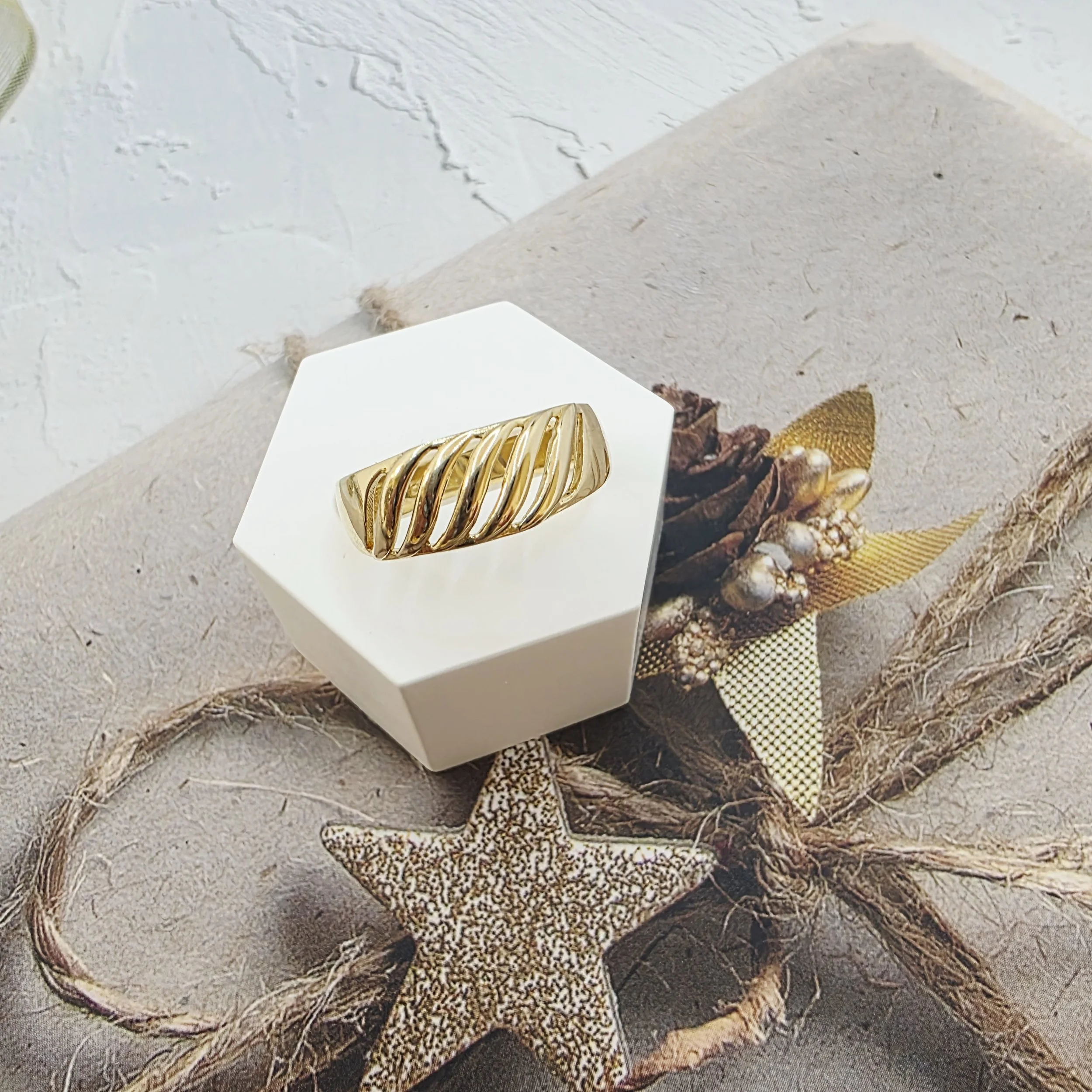 14K GOLD RING/ INEL AUR 14K R0467