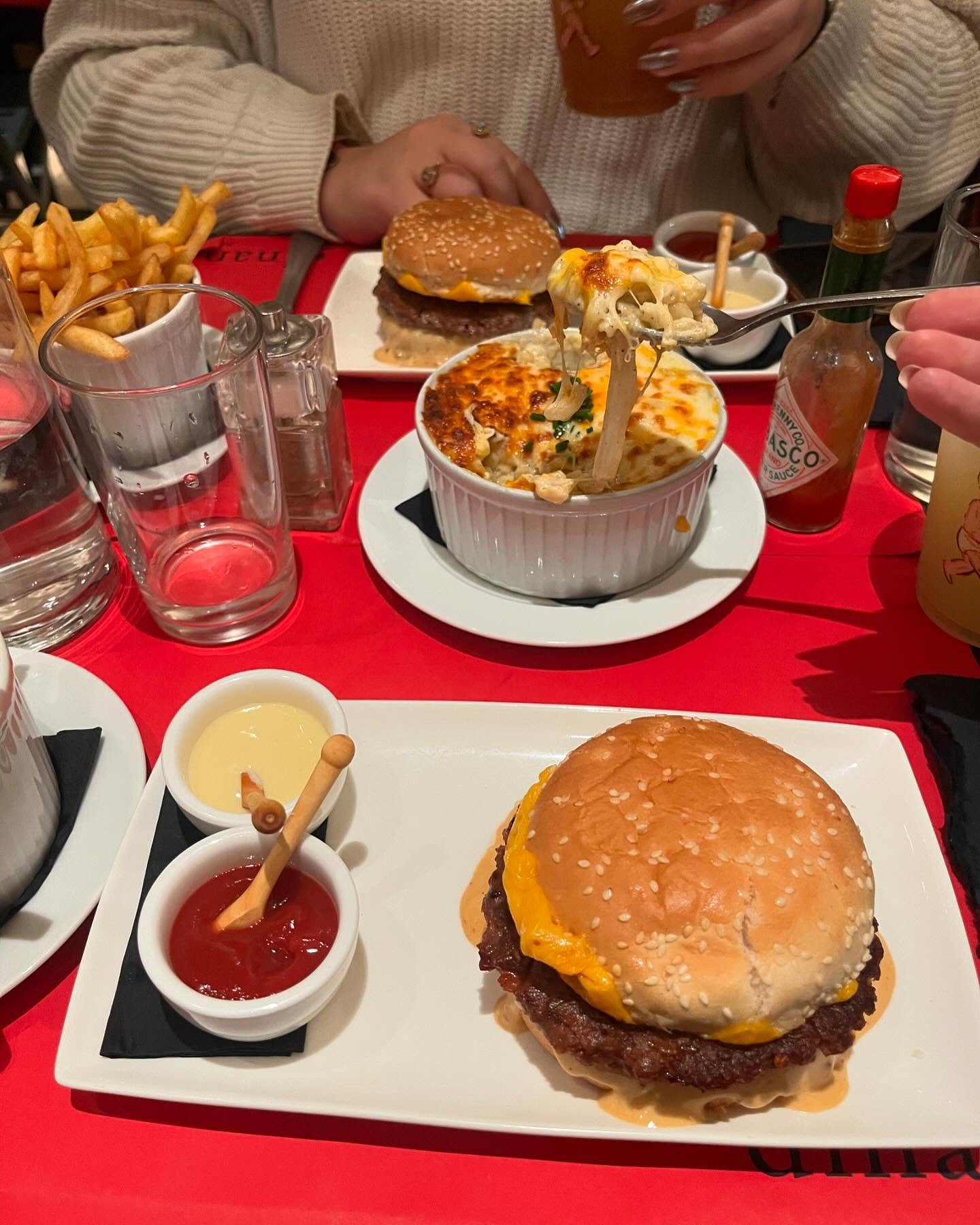 arguably the best burger in paris, and appearantly fav spot of many ð