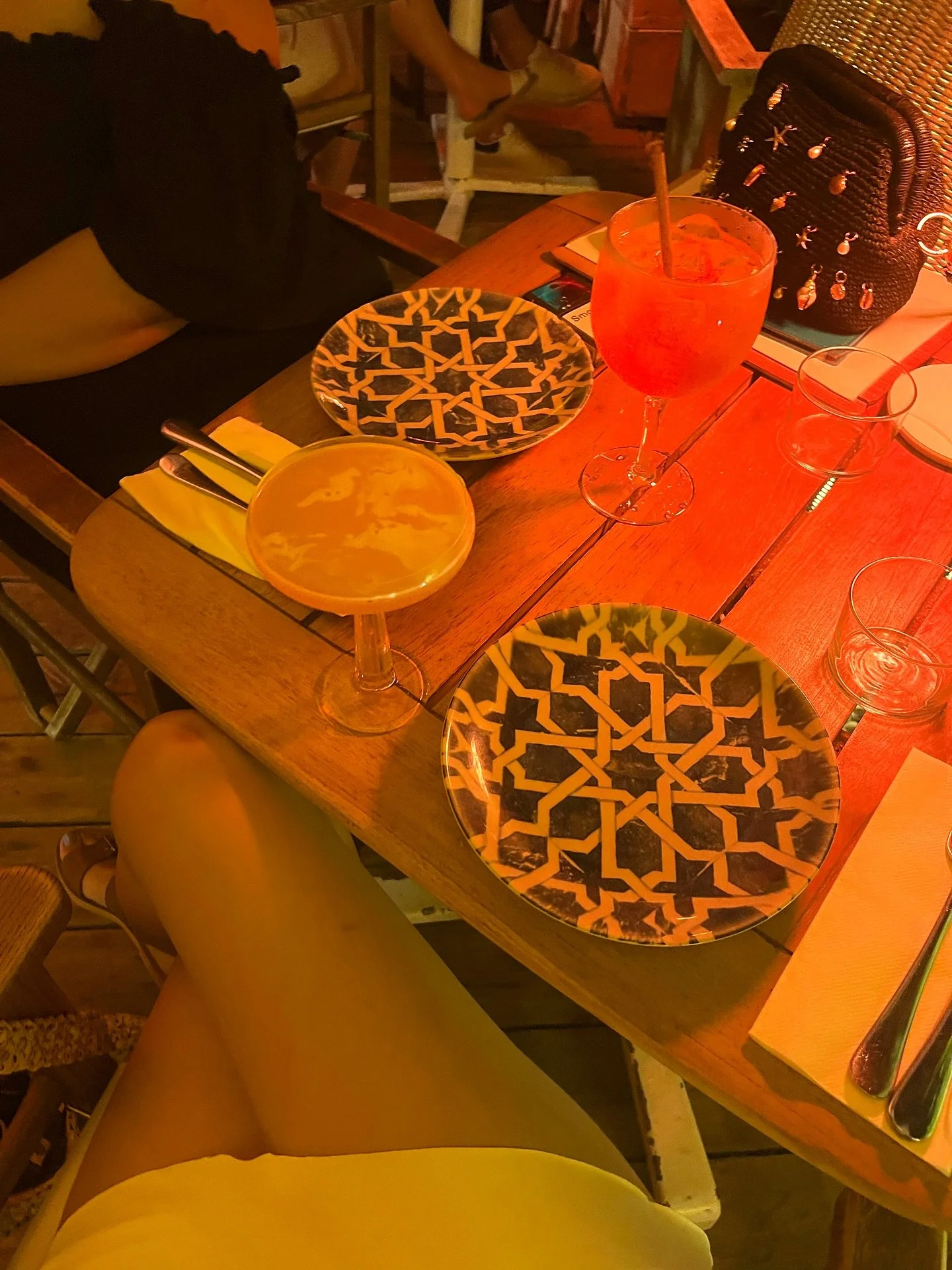 Right at the heart of Nice, lies this amazing dinner spot. Food and drinks are tasty & not too expensive. Music is good. Service is on point. Make sure to reserve a table for around 9-9:30 to enjoy Bocca Mar π
#travel #luxurytravel #traveladvis