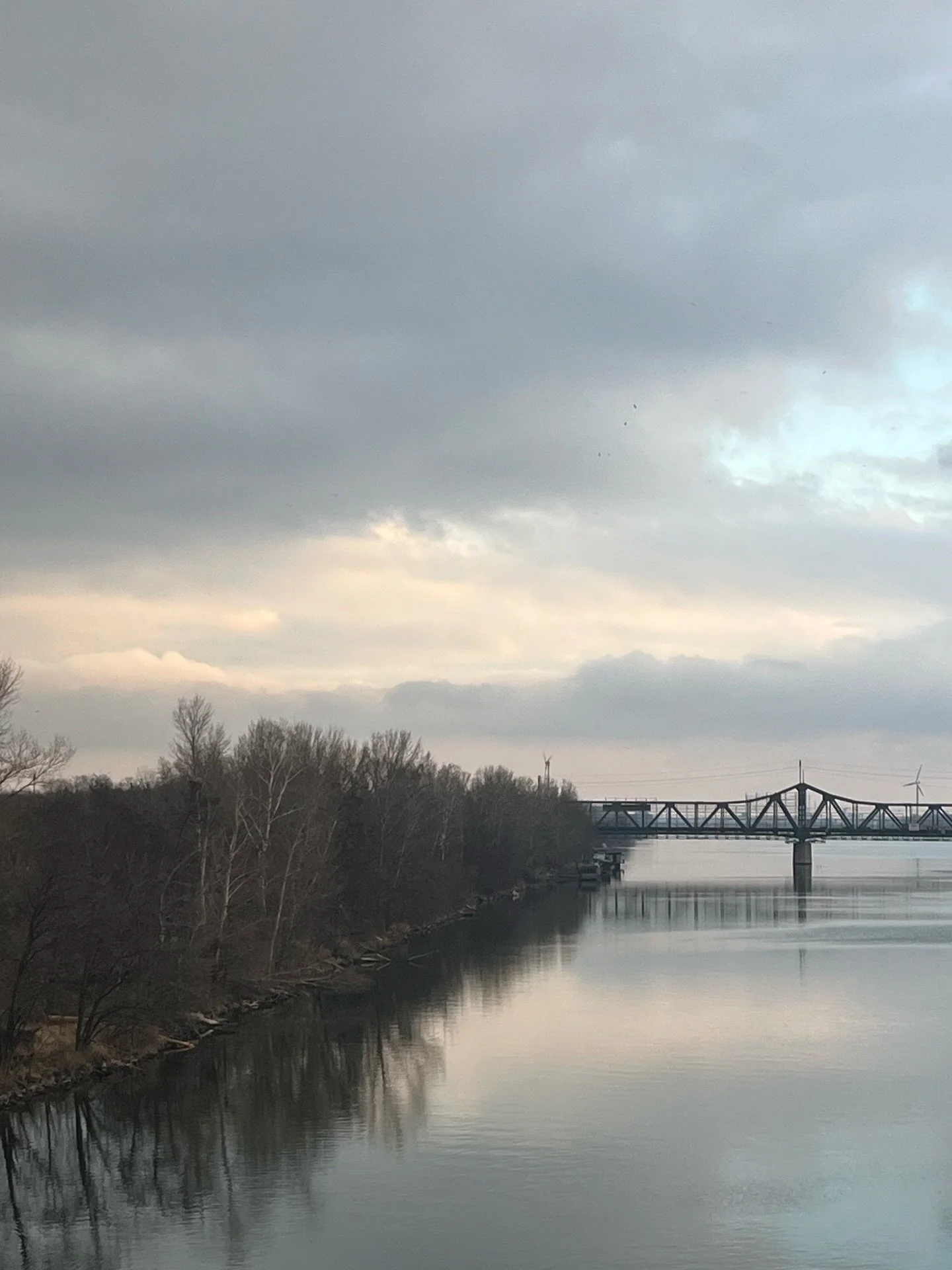 Sundays in #Vienna are for resting. Almost everything is closed, so everyone can enjoy the day with their loved ones. Here are some winter views from the island on Donau River 🙌