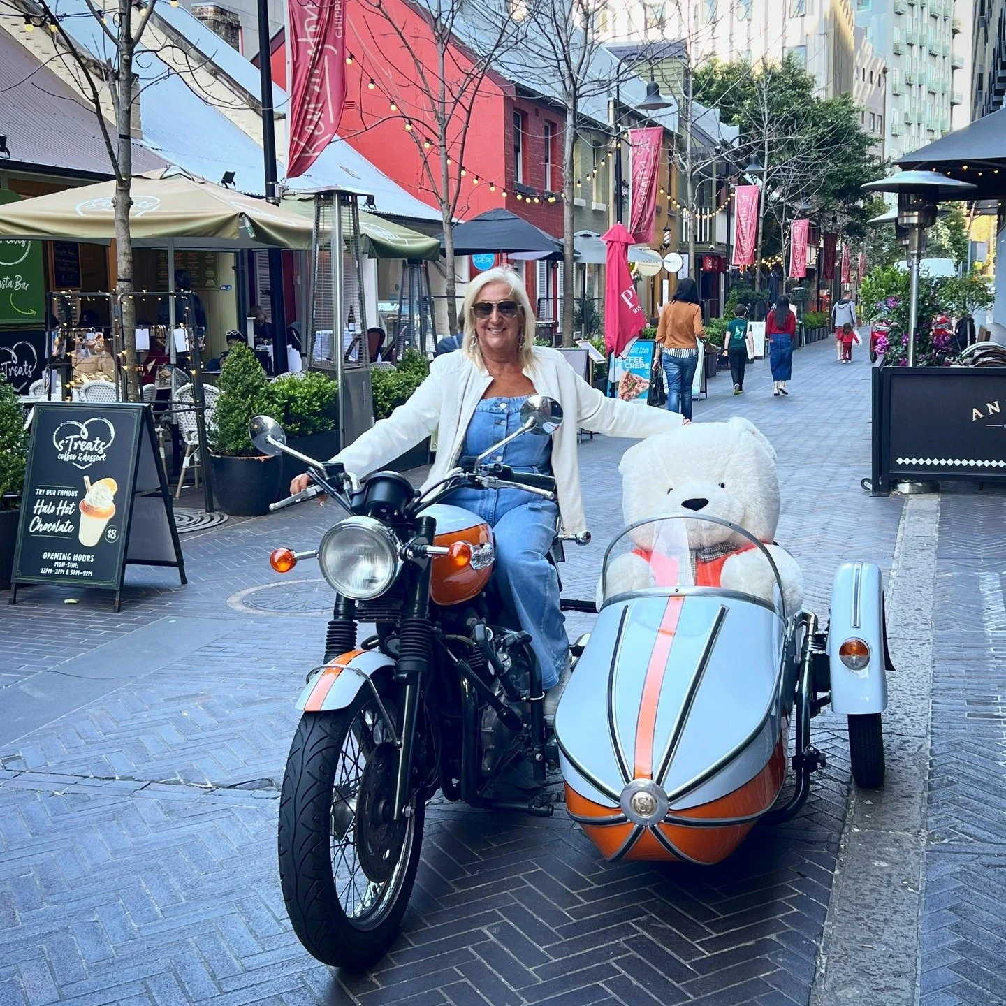 Cruising Spice Alley on a lazy afternoon, Sidekick Bear got a little extra love.🌶️✨What a sweetheart!
#sidecarhustle #seesydneydifferently #classicride #rideinstyle #sidecarlife #sydneysidecar #teddybears
