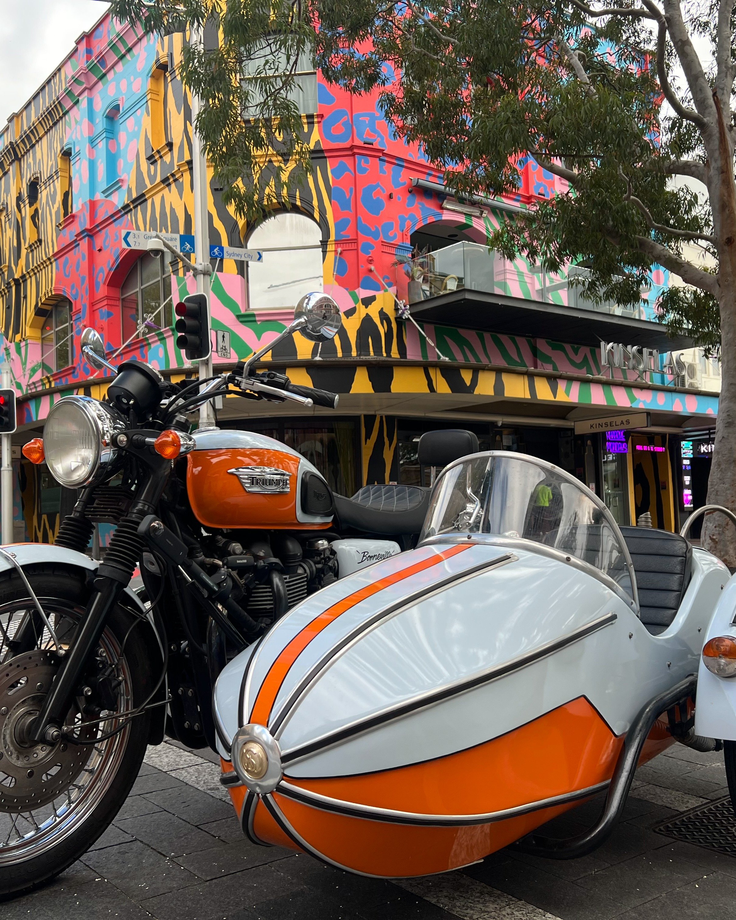 What's the one thing that could make the streets of Darlinghurst even more colourful? A gorgeous sidecar of course!
#ExploreSydney #NotYourAverageRide #NotYourAverageTour #seeNSW #SeeSydneyDifferently #SidecarHustle #SidecarTour #SydneySidecar #colou