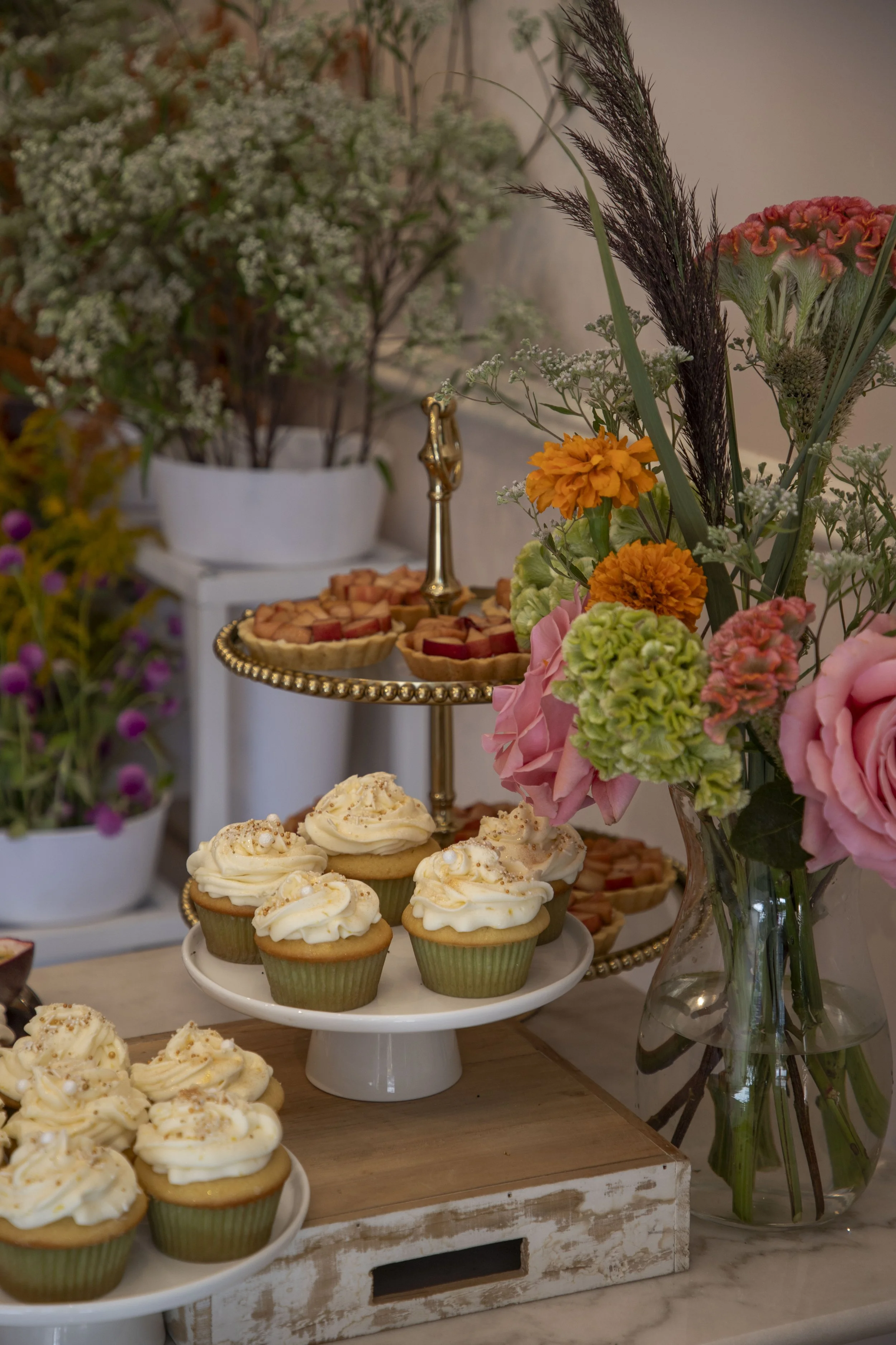 Cupcakes, pavlovas, and tarts at Ora de casa de las Flores