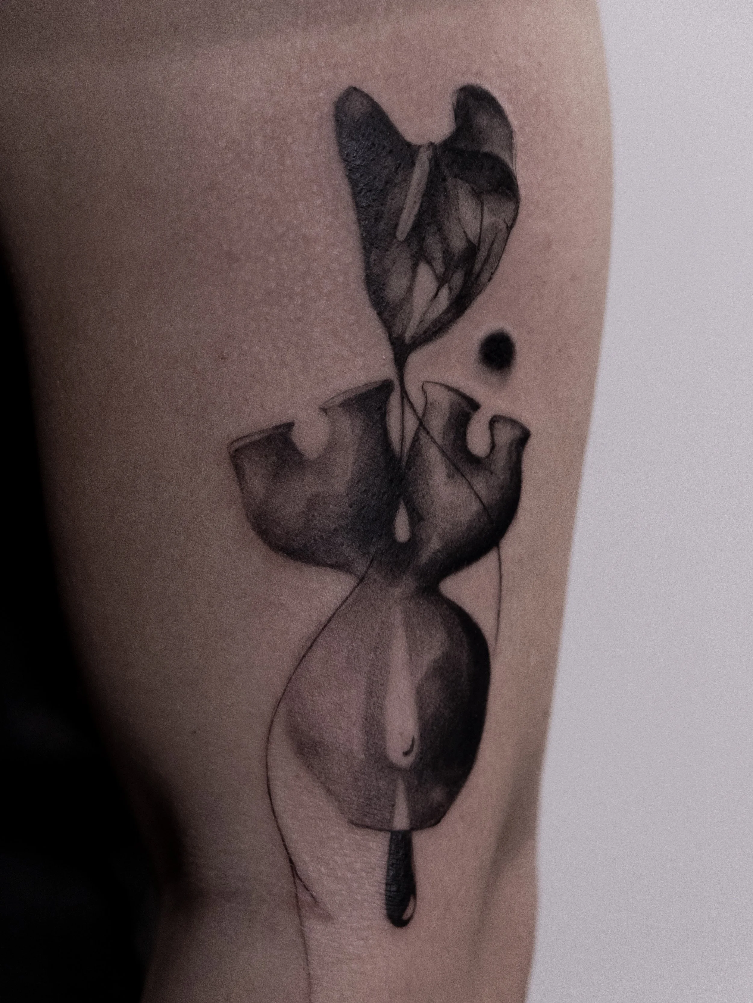Custom vase as a first tattoo 🍂

BOOKING OPEN
September &amp; October in San Francisco
Sept 17 in Chicago
Sept 19 &amp; 20 in Washington DC
Waitlist open for NYC

Designs and booking - link in bio ⛓️

#surrealismtattoo #floraltattoo #abstracttattoo 