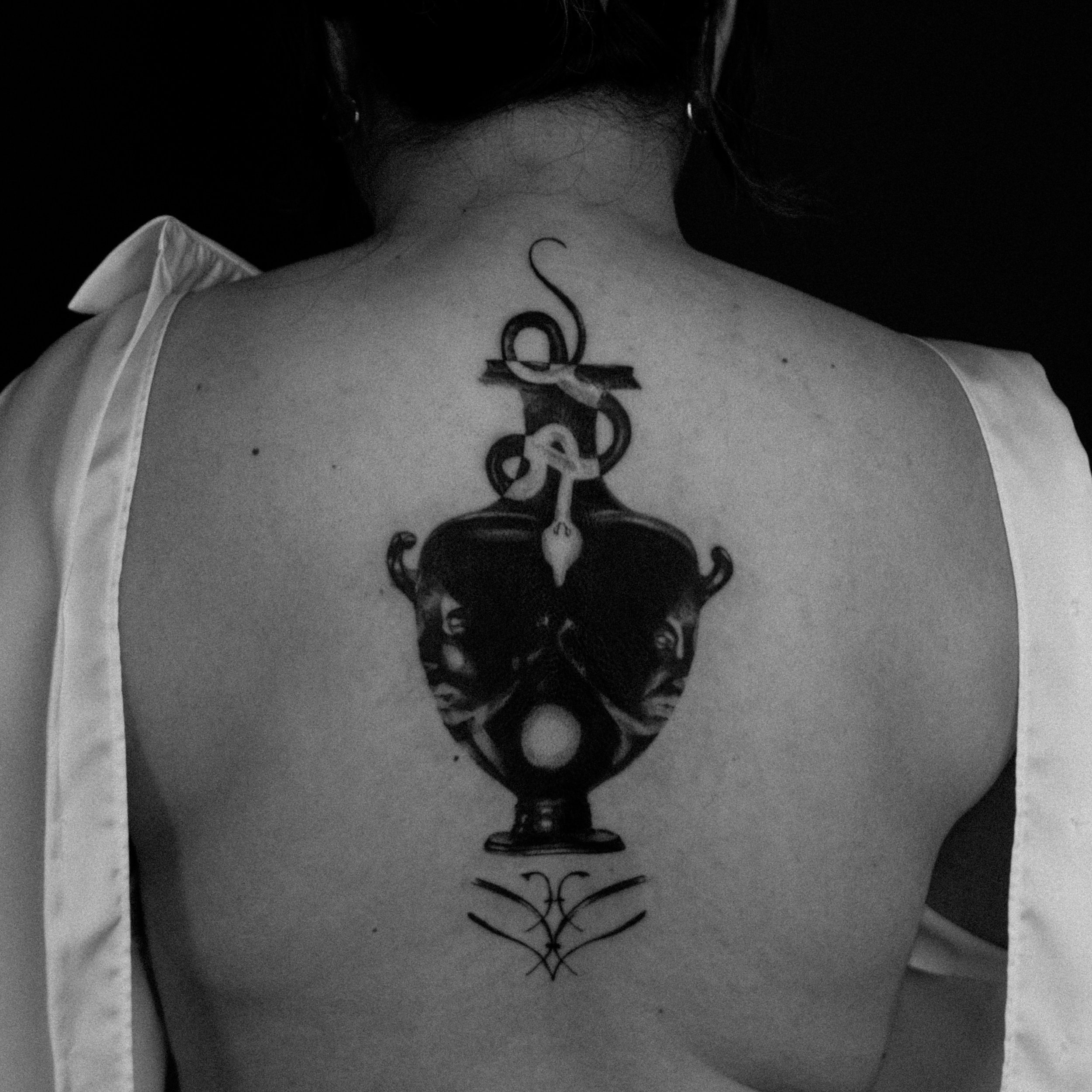 August has been generous on first tattoos 🧚🏽&zwj;♀️ Always grateful to be your extravagant choice
Inverted vase with faces 
From my catalogue - more through link in bio ⛓️
Booking now: October in San Francisco.
Wait list: Boston, NYC, LA, DC

#surr