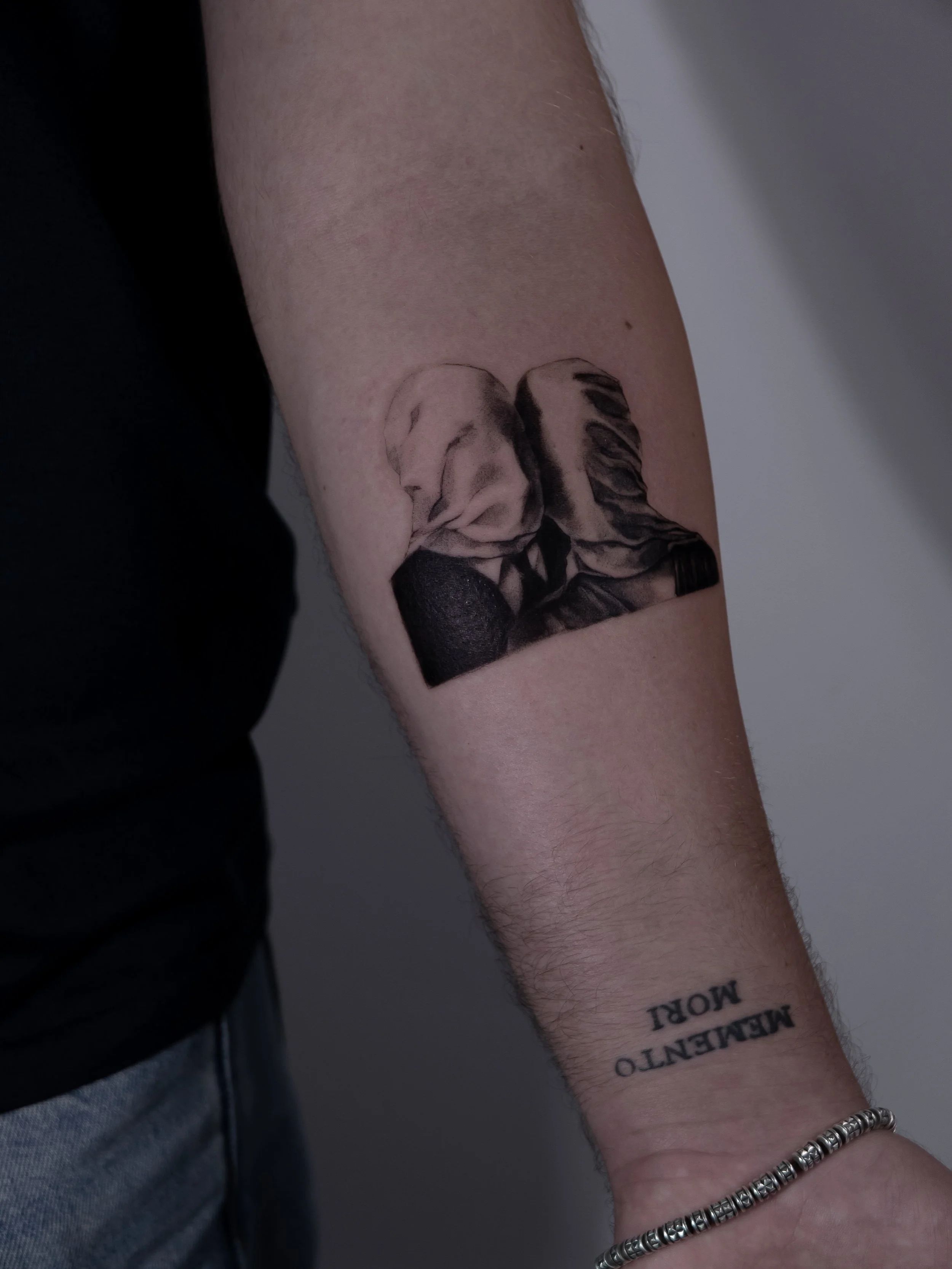 The Lovers, Magritte
Booking open in San Francisco

Designs and booking - link in bio ⛓️

#magrittetattoo #sanfranciscotattoo #surrealismtattoo