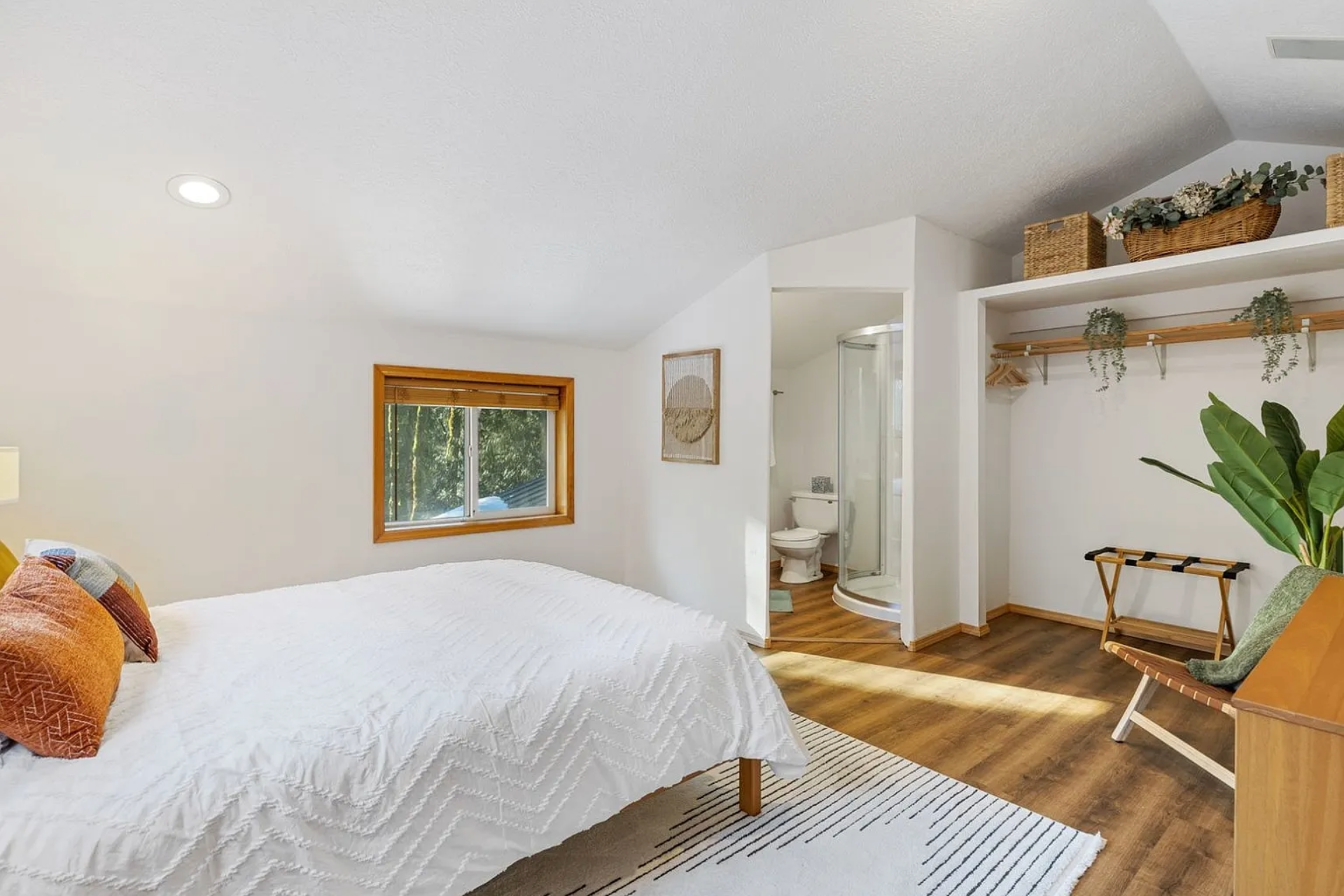queen bedroom 2 different view.png