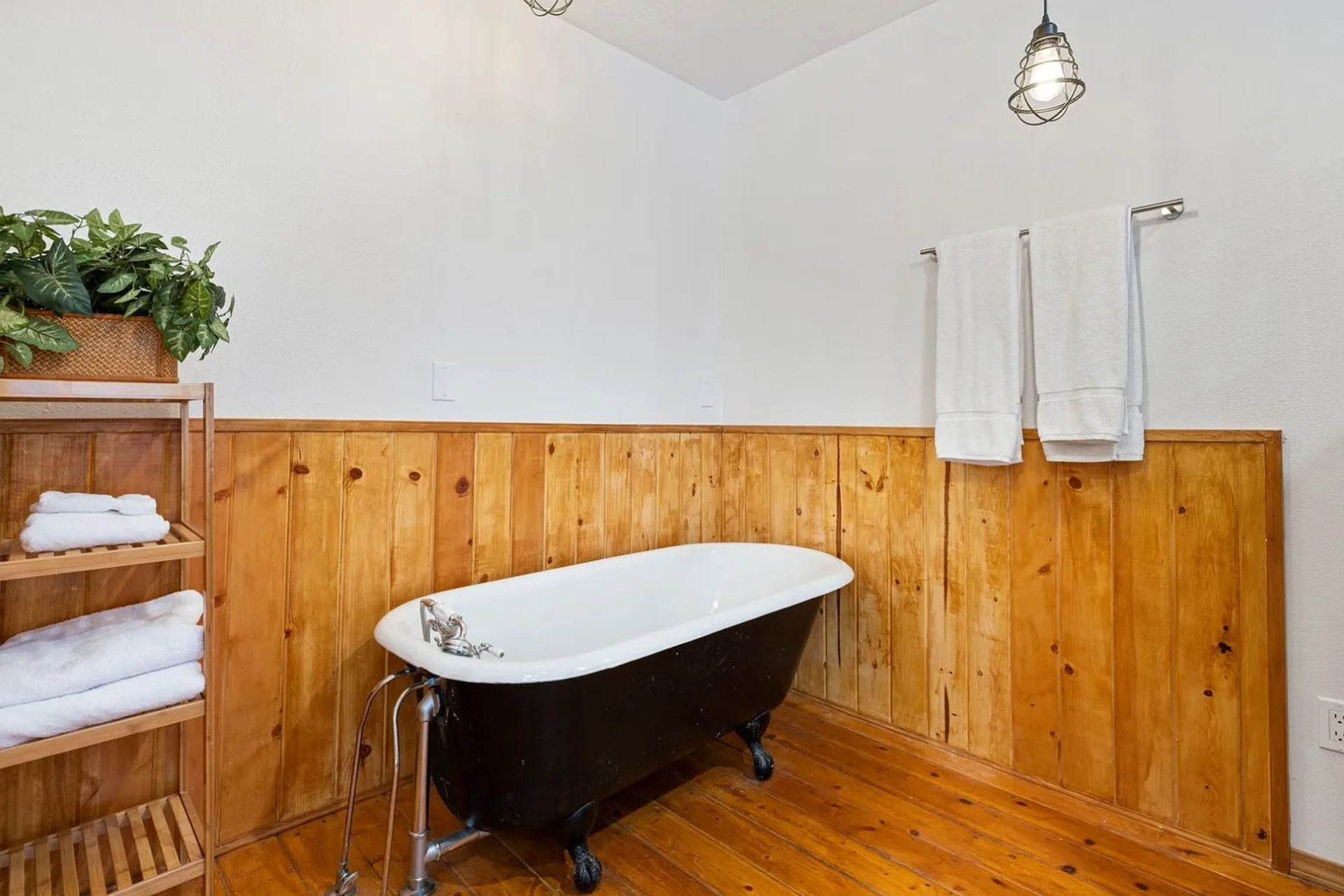 Bathroom 4 in king bdr.png