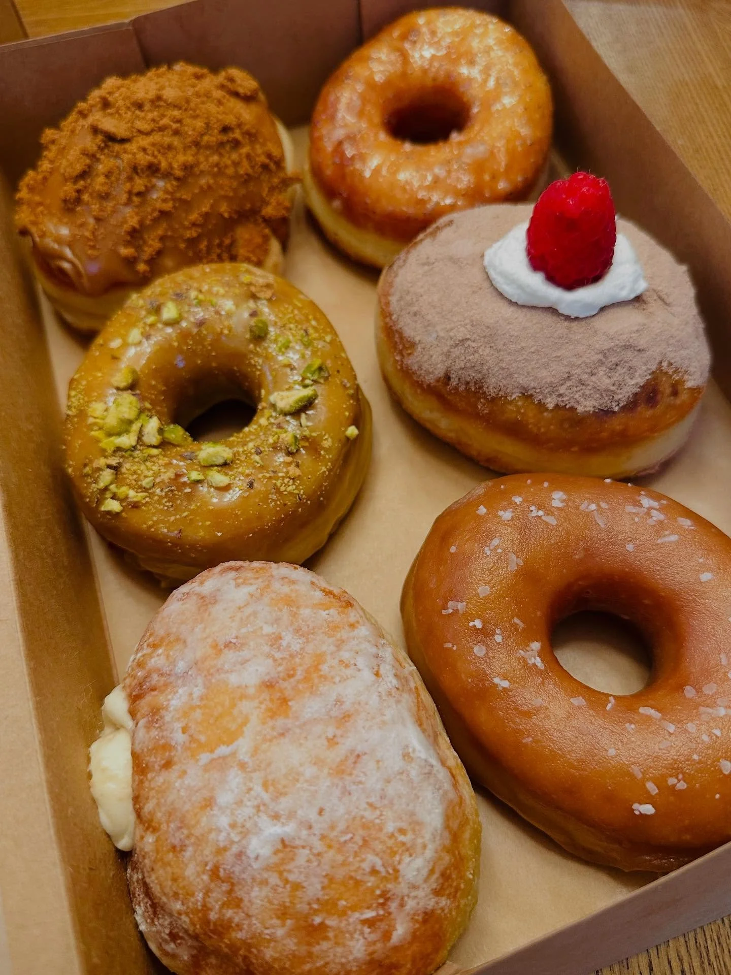 Sunday Flavor Drop: Banana Pudding, Lemon Poppyseed, Salted Caramel, Biscoff Cream, White Chocolate Pistachio, Raspberry Chocolate Ganache 🍩🍩🍩

#donuts #doughnuts #donutsofinstagram #sundaysareforthesociety