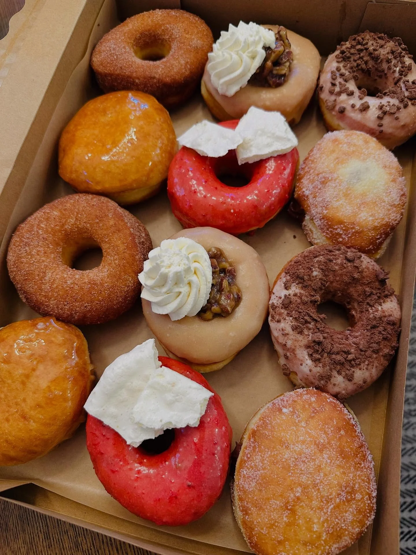 Happy Thanksgiving from @adoughnutsociety 

Pumpkin spice Cr&egrave;me br&ucirc;l&eacute;e
Pecan pie
Cinnamon sugar
Cranberry glaze with orange meringue bark
Whipped Raspberry chocolate ganache
Sweat cream and cookies

#donuts #doughnuts #donutsofins