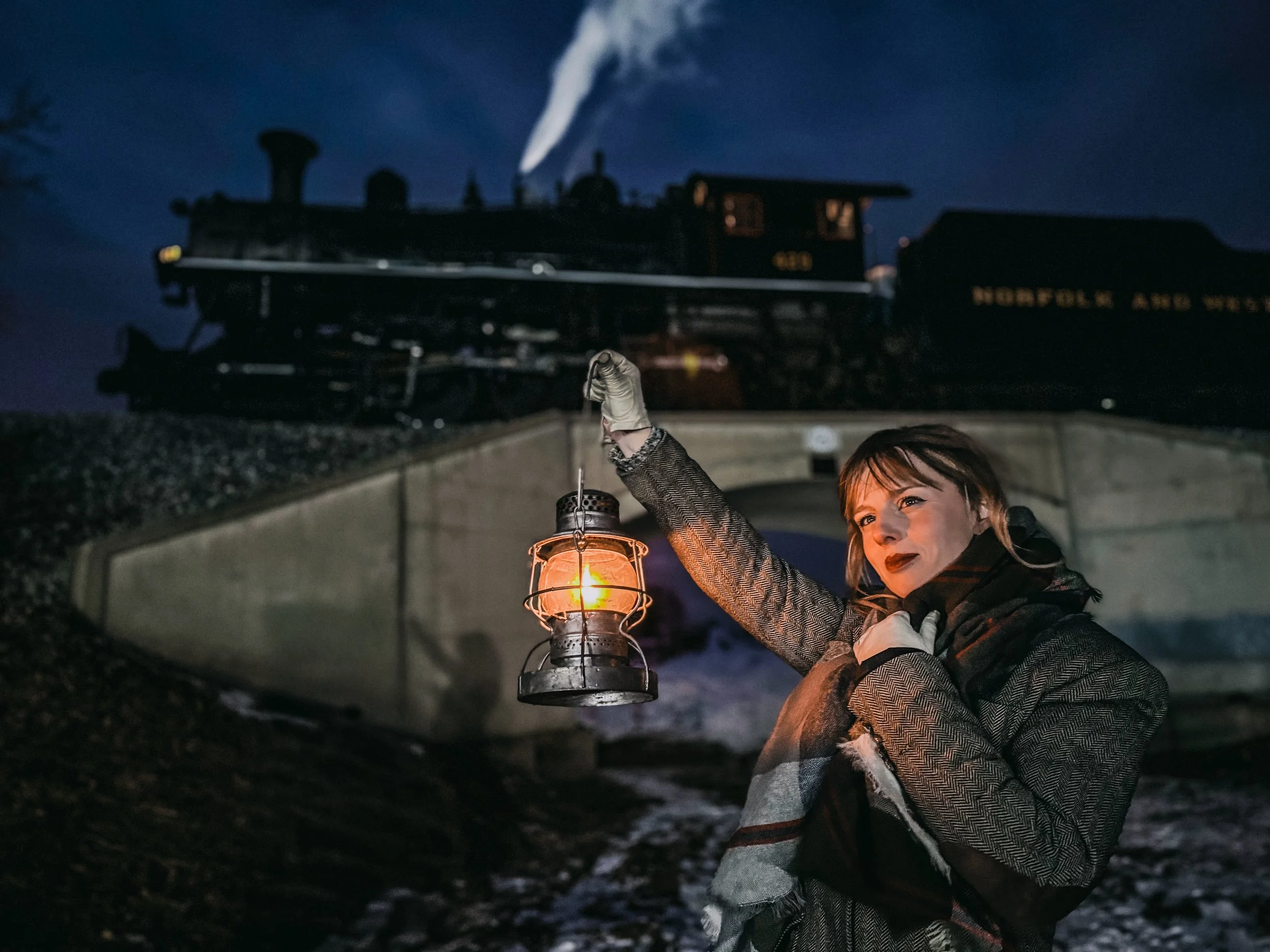 Starr Meloche reenacts with Norfolk & Western No. 429 in the background during a Dynamo Productions photo charter. Kelly Lynch photo.
