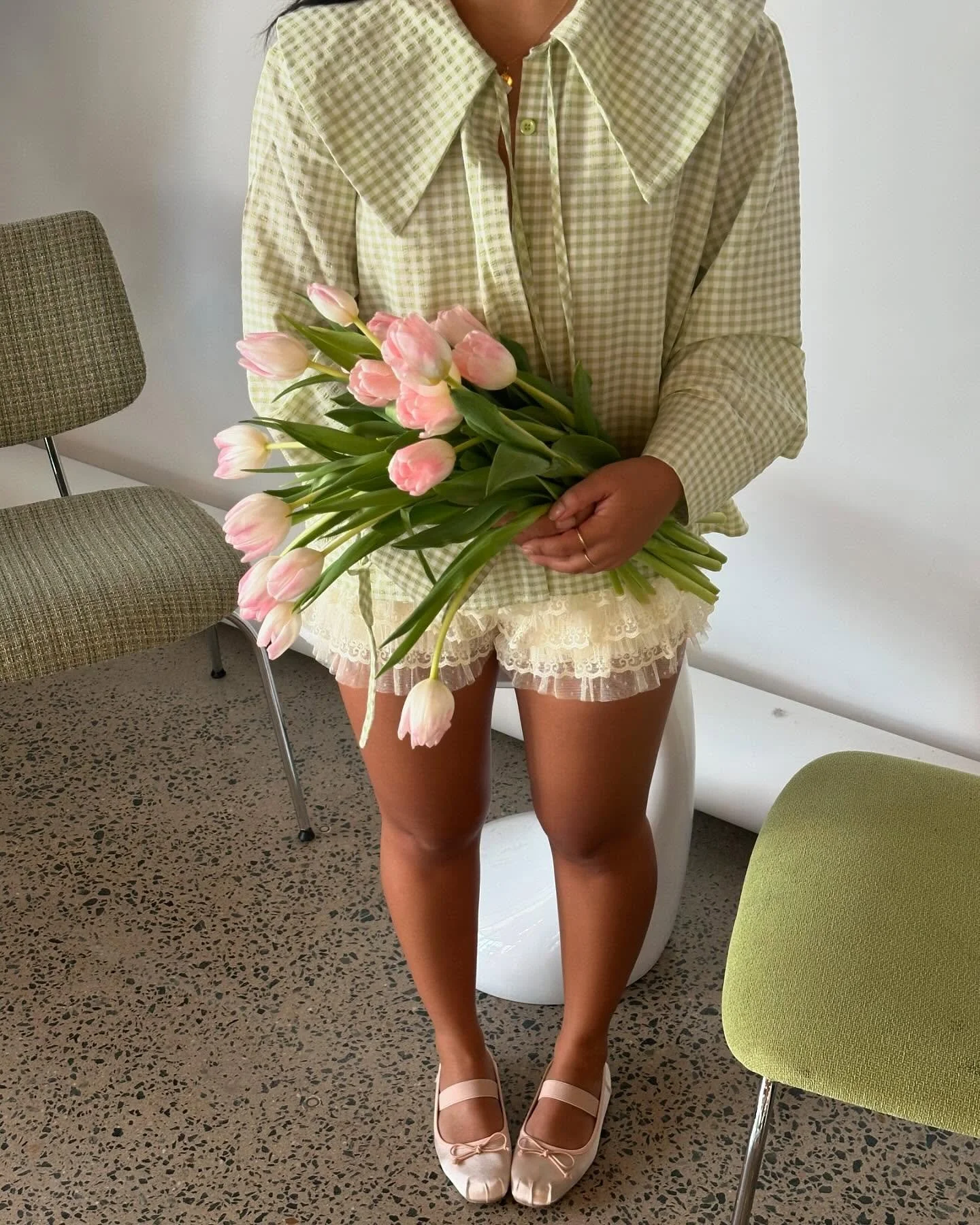 the most perfect sunday afternoon playing with flowers & drinking matcha 🌷🍵🎀
thank you @lilmamas.studio for offering such a beautiful and versatile space to the community and thank you to all the lovely people who supported my first lil event