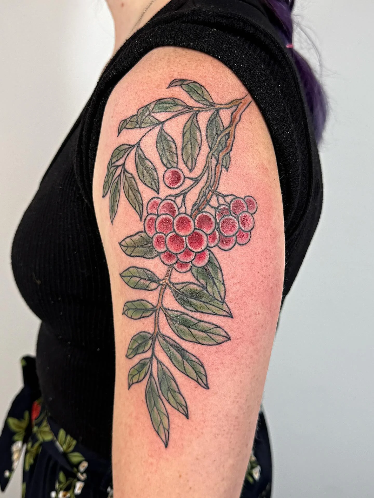 Finished up this Rowan branch for @casiedraws today! 🖤🖤🖤

 ✨Line work is about 3 or 4 weeks healed✨