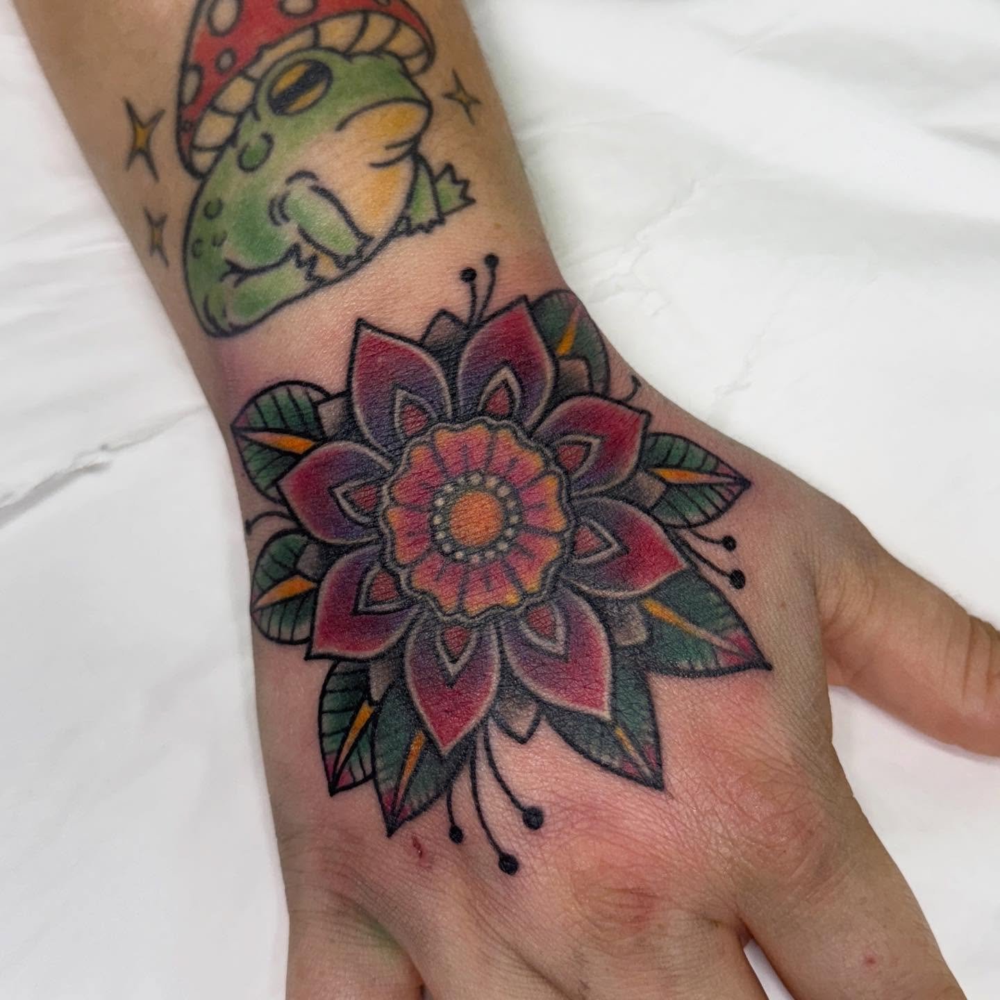 Just a little rework from yesterday under a healed chonky frog I did awhile back 🖤