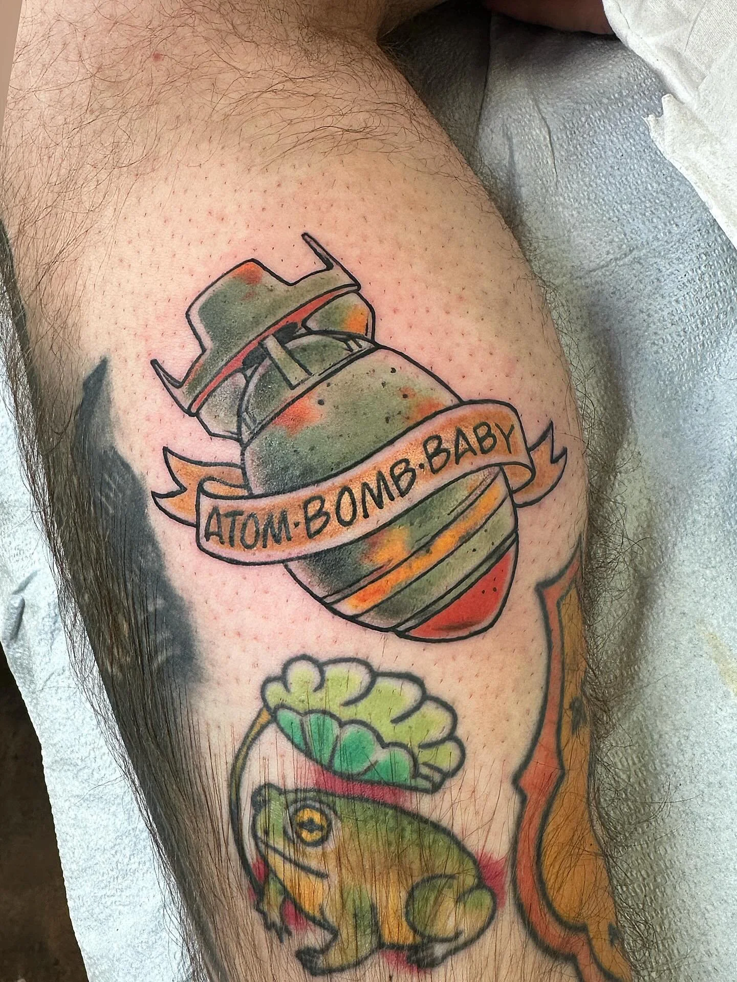 Finally got to one of my designs off of the Fallout split sheet I painted with @jacyyjace, @dd3tattoo and @ashluvbunny 🖤

We painted it what feels like YEARS ago and I&rsquo;m so stoked to get to tattoo my atom bomb piece from it, thanks so much @an