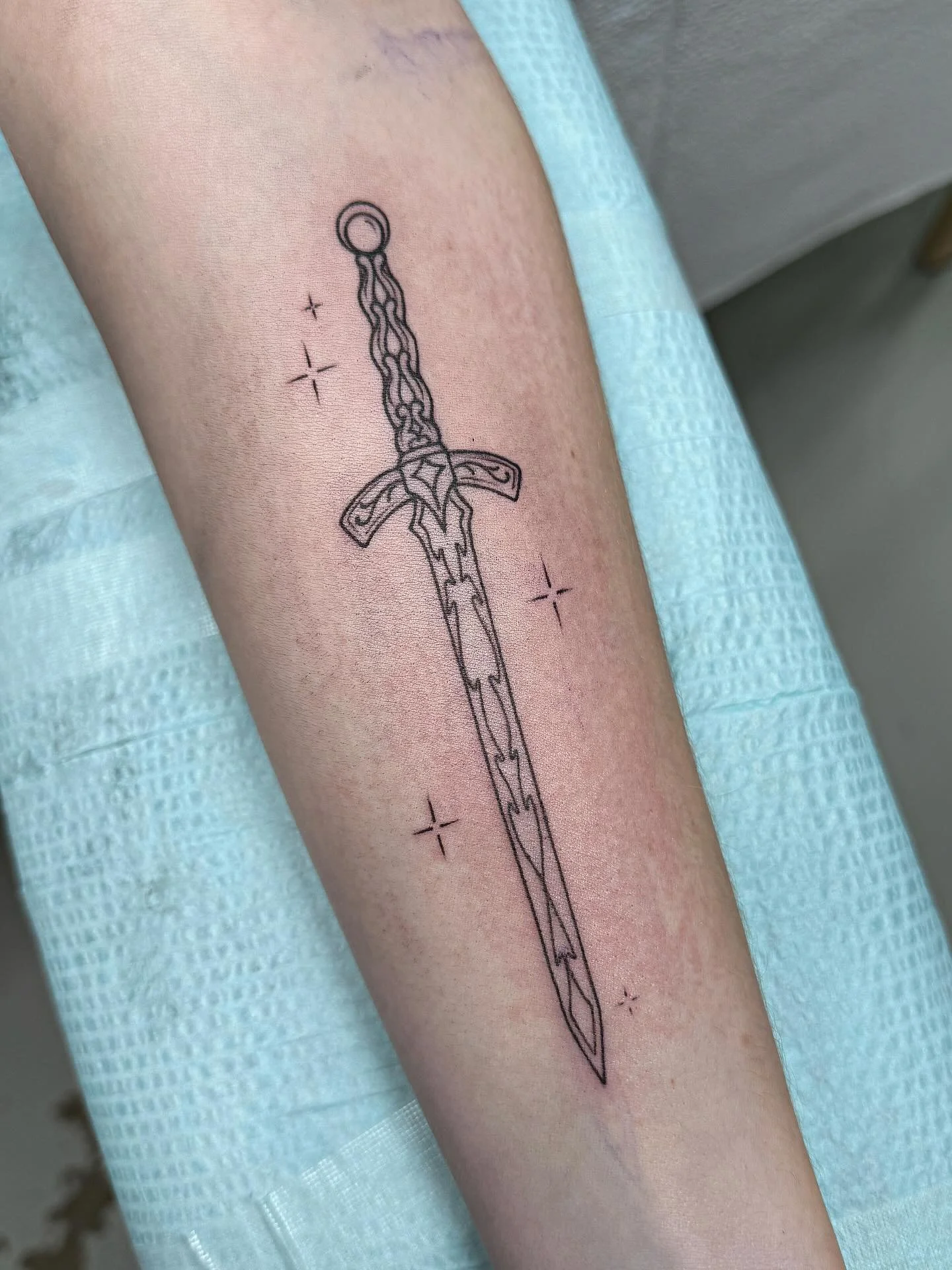 A little Goldryn inspired sword for @sarahdavisprobably &lsquo;s birthday tattoo tradition! #sarahjmass #throneofglass #betterdaystattoo #privatestudio