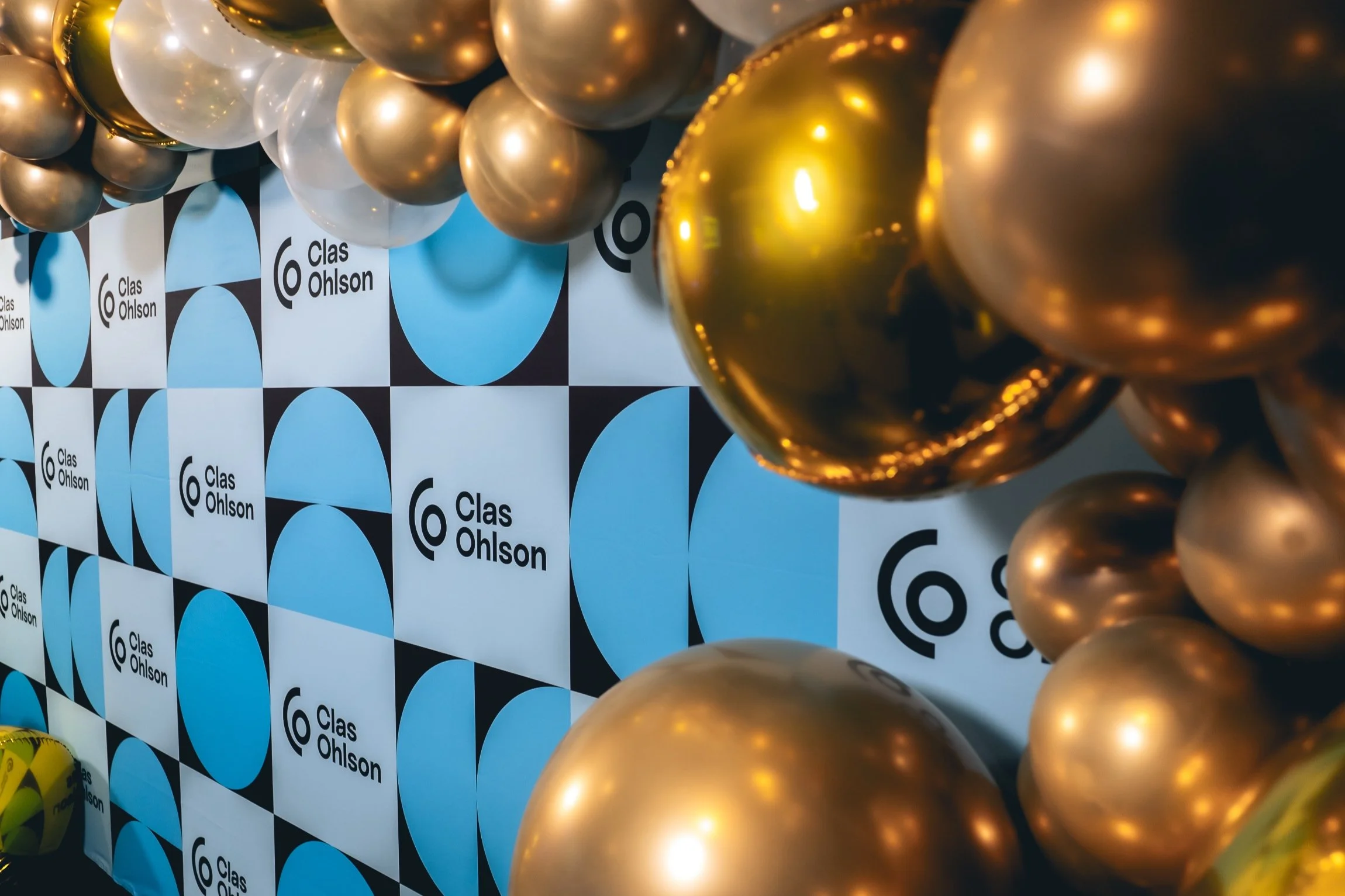 A photowall decorated with golden balloons.