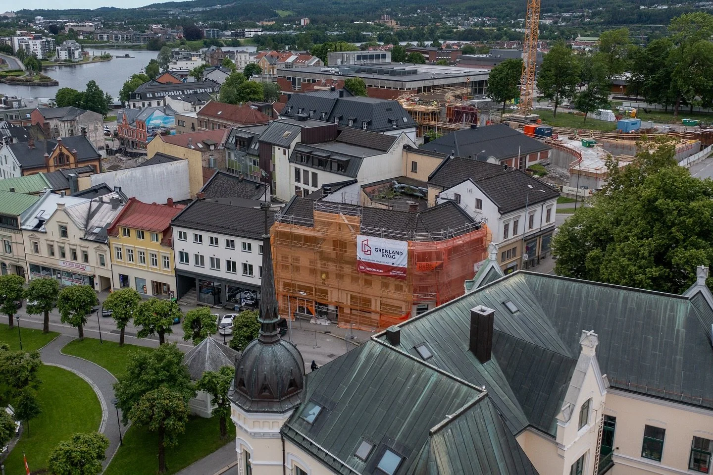 🏗️ Hesselbergs gate, Skien

Omfattende takrehabilitering midt i Skien sentrum. Her har Grenland Bygg f&aring;tt &aelig;ren av &aring; oppgradere taket i forbindelse med at byg&aring;rden innvendig blir forvandlet til 5 nye leiligheter 🏘️

Taket bar