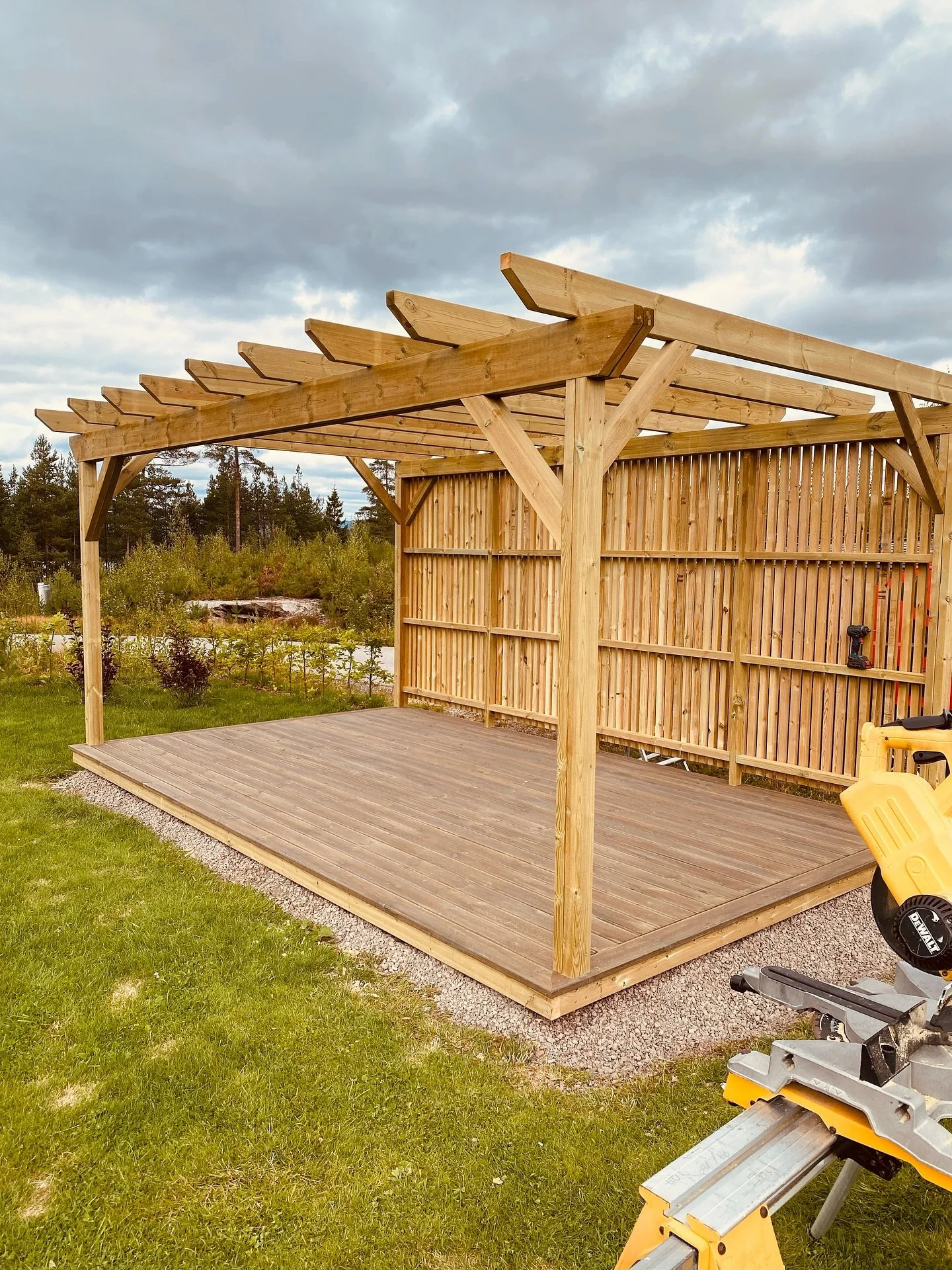 Pergola er mer enn bare et tak over hodet 🌿🪚

Her har vi bygget pergola som bidrar til &aring; skape flere lune og definerte uteomr&aring;der p&aring; tomten 🏡🌱
Konstruksjonen gir god skjerming og en mer privat atmosf&aelig;re ☀️🌿

En l&oslash;s