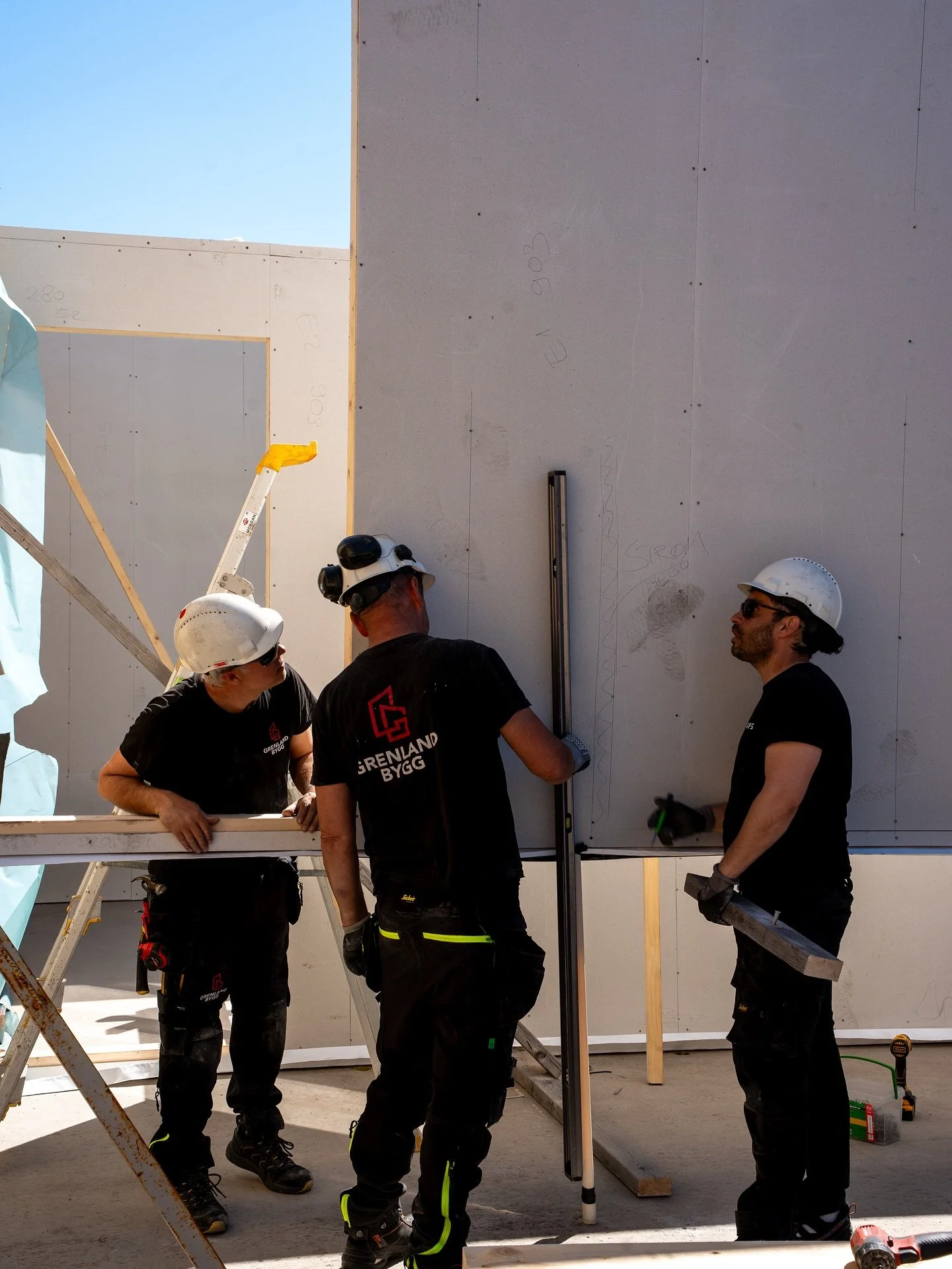 ☀️Sommeren er rett rundt hj&oslash;rnet, og vi holder fortsatt fullt fokus p&aring; kvalitet i hvert prosjekt. Vi ser frem til en innholdsrik sesong med nye oppdrag, godt samarbeid og solide leveranser. 🏗️💪

Takk til alle kunder og samarbeidspartne