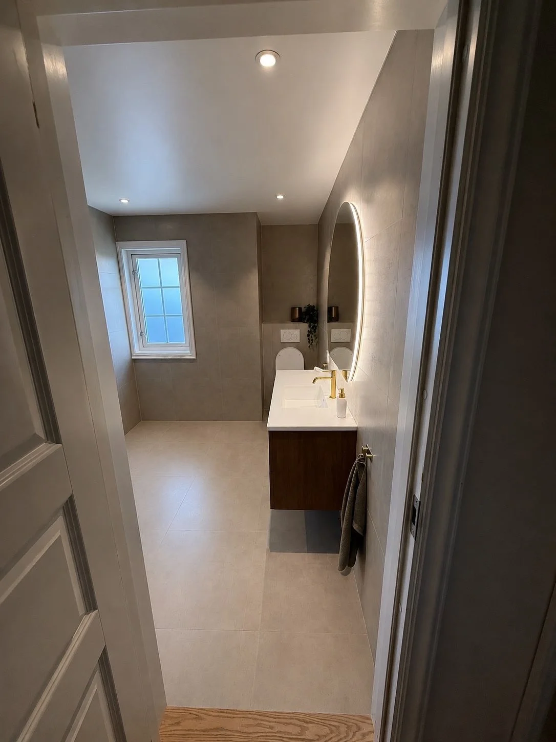 Hovenga - totalrenovering av nytt bad for kunde. Flislagt b&aring;de gulv og vegger. Listefri moderne l&oslash;sning mot himming.✅
Praktisk innfelt s&aring;pehylle i dusjonsone 🛁

Ta kontakt med oss dersom du trenger nytt bad eller har andre projske