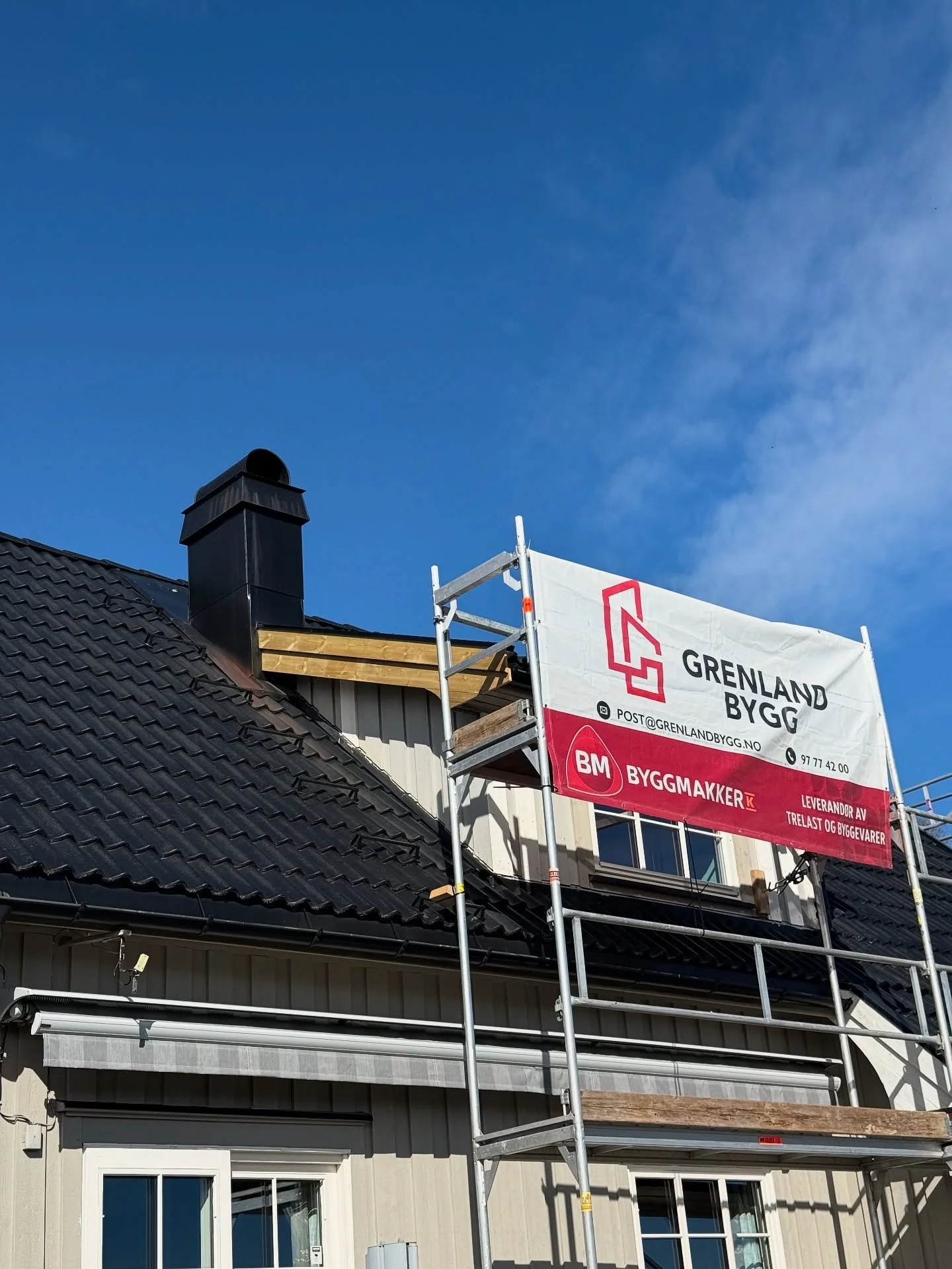 H&aring;vundvegen - her har vi stedvis utbedret r&aring;te, skifting av vindskier, kledningsbord og belistning 🔨 🪚 
Det ble ogs&aring; foretatt etterisolering av gavlvegg 🌬️ 🏠 

Ta kontakt dersom du har noen oppdrag vi skal se p&aring; ☎️